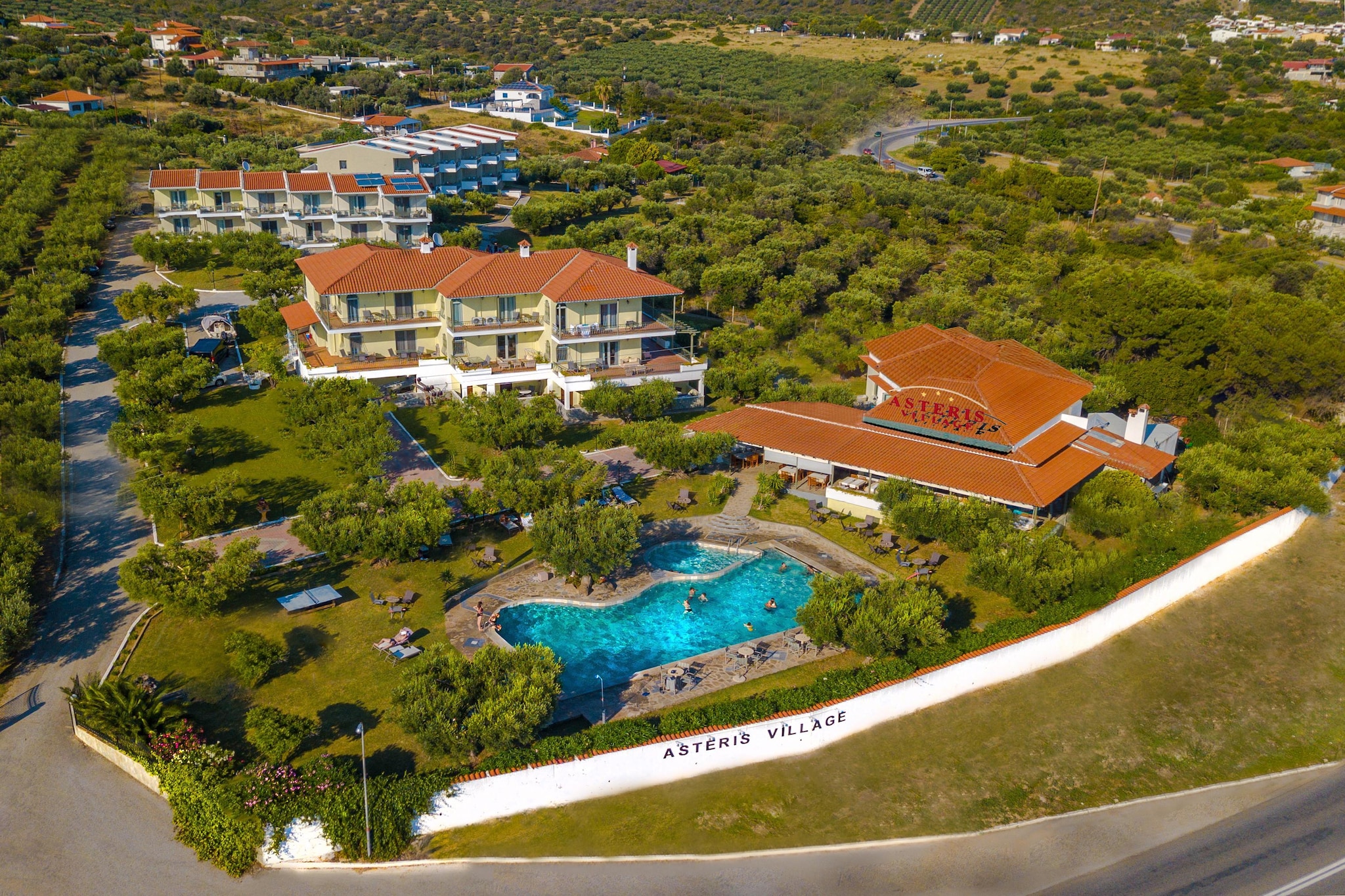 Completely renovated and expanded holiday complex in 2019 in the middle of a beautifully overgrown garden with a shared pool and a wonderful sea view. 
The studios are located either in the completely renovated "Aggeliki" building or in the "Georgios" building, which was newly built in 2019. 
They are all on the ground floor with direct access to the shared garden.
You don't have to miss out on anything here: In addition to satellite TV and WiFi, there is a safe and air conditioning (for a fee) and thanks to the small kitchenette you can also prepare small meals yourself. This holiday complex therefore offers a good alternative to a hotel. 
The sandy beach of Gerakini, just 300 m away, can be easily reached via an underpass. A daily breakfast is included in the rental price! In the hotel's own restaurant you can dine comfortably and enjoy the sunset with a cool drink. 
Breakfast is buffet style, dinner (with half board), as well as lunch and dinner (with full board) are served (no buffet, dinner includes: 1st course, 2nd course, salad + dessert per person).
The center of Gerakini with shops, taverns and bars is just a few minutes' walk away. Thanks to the central location, all three peninsulas are easy to reach.
Highlights: 
WiFi
Daily breakfast
Mobility: Not suitable for people with limited mobility