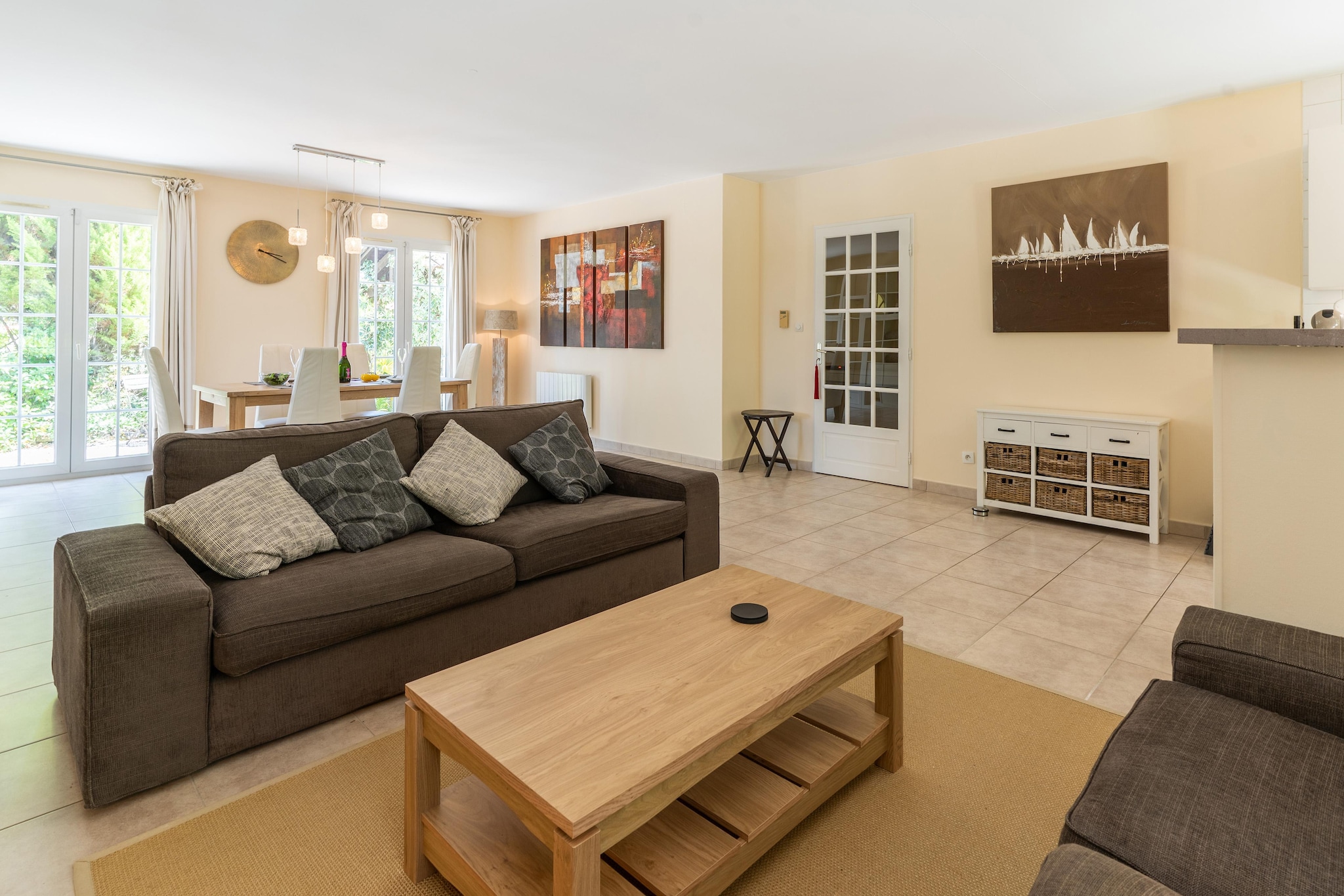 This ground-floor villa near Limoux combines modern comforts with scenic charm, making it perfect for a relaxing holiday. With three terraces offering valley and city views, a newly installed heated pool, and a cozy fireplace, it creates an inviting atmosphere for families or groups of friends. The interior includes three bedrooms and a studio with separate access for one guest, ensuring privacy and space for all. Conveniently located just 1.1 km from an excellent bakery, your mornings are off to a great start with fresh bread rolls. Whether you crave coastal serenity or alpine adventure, the villa is ideally placed-just under an hour from Gruissan's beaches and the Pyrenees' ski slopes. Carcassonne Airport, 25 km away, offers easy access with regular Ryanair flights from Charleroi. The villa's amenities make staying in just as appealing as going out. A fully equipped kitchen, barbecue area, and recreation room invite both lively gatherings and quiet moments. With a lush garden, sun loungers, and ample parking, everything is designed to offer a blend of comfort and convenience for a memorable stay.
