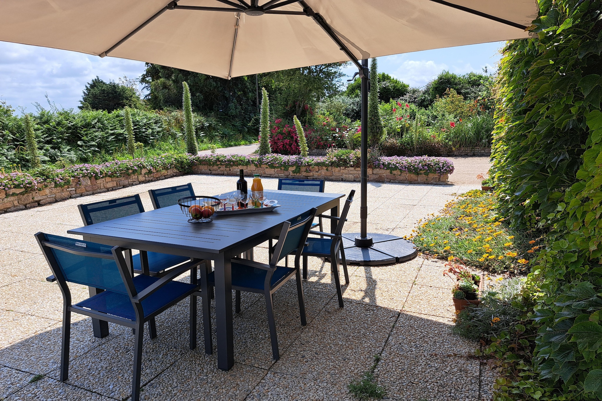 Between land and sea. Pretty holiday home with a spacious terrace area in a preferred south-facing position. A lot of sun penetrates the spacious living area through the large sloping windows of the bright conservatory. In the evenings, a nice fireplace creates a cozy atmosphere, even in the off-season. In addition to the two bedrooms on the ground floor, there is another sleeping area with a double and a single bed on the spacious, open mezzanine. Enjoy the quiet location in rural surroundings just a few minutes from fantastic coastal landscapes (4 km). The popular seaside resorts of Cleder and Plouescat with their miles of white sandy beaches are very close by. The port and health resort of Roscoff attracts with its nice boutiques and good restaurants. Boat crossings to the offshore island of Batz are offered several times a day from the harbour.