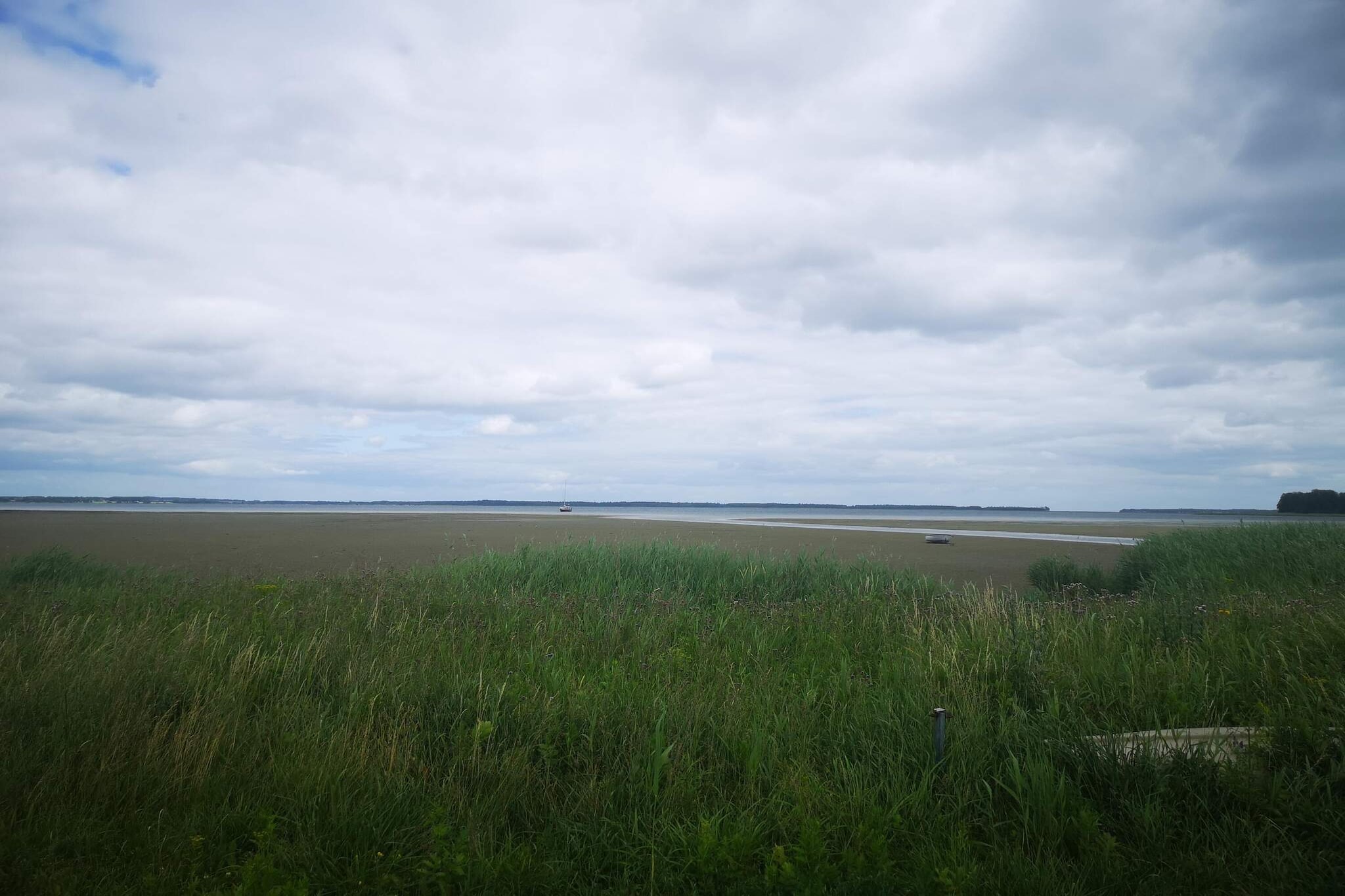 Internet Access DSL, Living room, Kitchen(microwave, dishwasher, fridge-freezer), Living/bed room(single folding bed), bedroom(double bed), bedroom(2x single bed), bathroom(washbasin, shower, toilet), carport, heating(electric), terrace, garden furniture, air to air heatpump