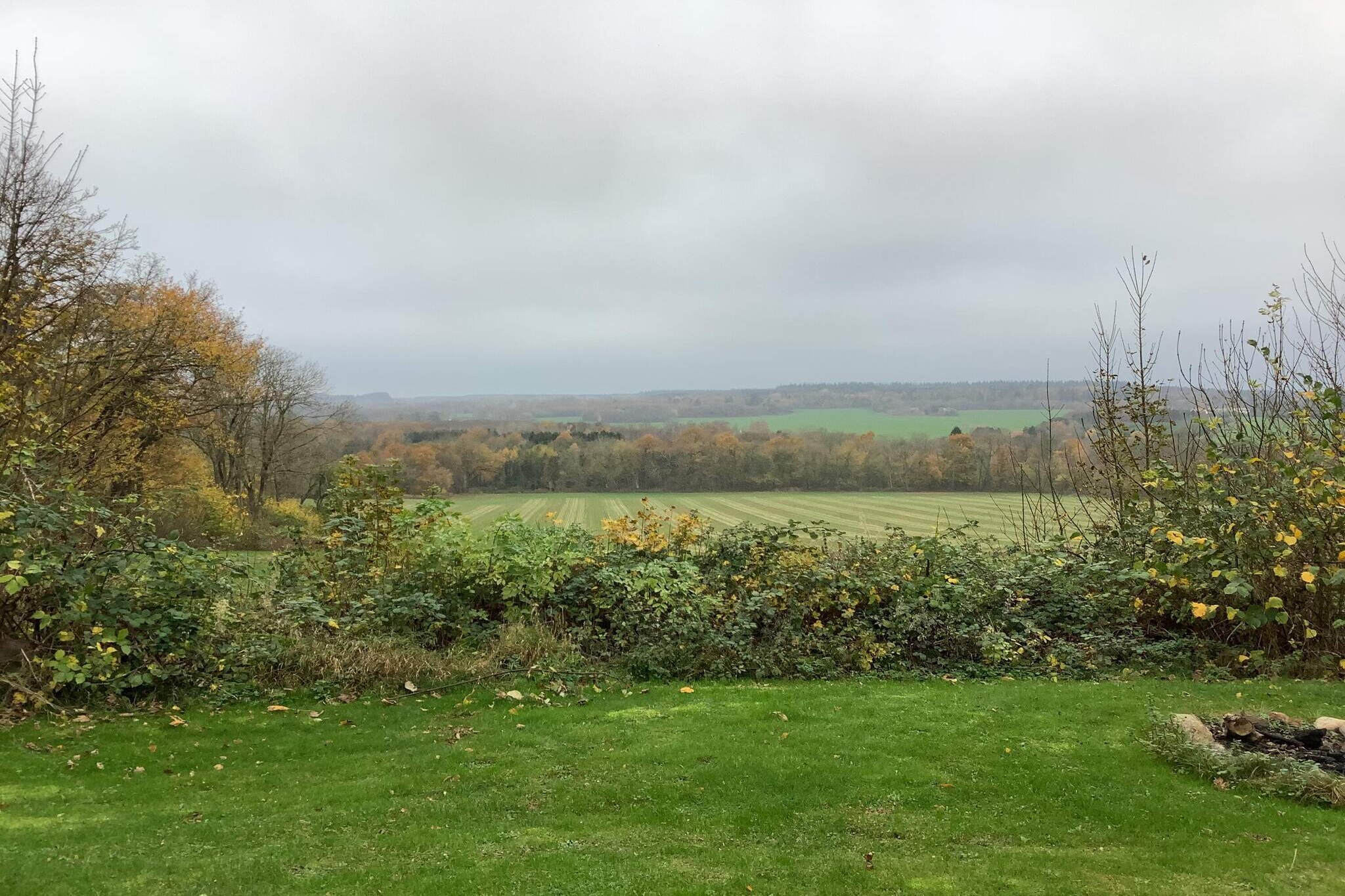 Dette hus har en helt speciel placering pÃ¥ toppen af Slamrebjerg 91 højdemeter over havet, hvorfor huset har en helt fantastisk udsigt over omrÃ¥det vest for “bjergetâ€. Huset er indrettet med entre, et badeværelse, samt et stort bryggers, hvor der er fin plads til eventuelle cykler. Grundet placeringen pÃ¥ “bjerget†og den tætte placering til Paradisbakkerne, er dette et fantastisk udgangspunkt for cykelture. Husets store spisekøkken med brændeovn er det centrale samlingspunkt i huset, Her har I alt hvad der skal bruges til at lave dejlig mad, mÃ¥ske med nogle af Bornholms gode rÃ¥vare. I stueplan finder i ogsÃ¥ en lille stue med brænde ovn og udgang til terrassen mod vest, hvor udsigten kan slÃ¥ benene væk under en. To store soveværelse med dobbeltseng er ogsÃ¥ i stueplanet. PÃ¥ førstesal finder I en repos, med to enkelt senge, samt et stort soveværelse mod øst. Mod vest ovenover terrassen er der indrettet hyggelig stue med fuld udsigt. Bemærk at der ikke er internet i huset. Til gengæld er der rigtig god mobildækning, sÃ¥ der kan streames til cromecast fjernsynet i opholdsstuen og spisekøkkenet. Bemærk dog at der kun er 30 liter varmtvandsbeholder, sÃ¥ badning skal koordineres. Nærmeste strand er Balka, men vil man bade fra klipper kan det gøres ved Halleklippen nord for Nexø, som ogsÃ¥ er den nærmeste by, med bÃ¥de restauranter, cafe’er, specialforretninger og en rigtig god handelsby. Huset lejes ikke ud til ungdomsgrupper. PÃ¥ den tilhørende store grund er der masser af plads til leg, hulebyggeri, bÃ¥laften og boldspil.