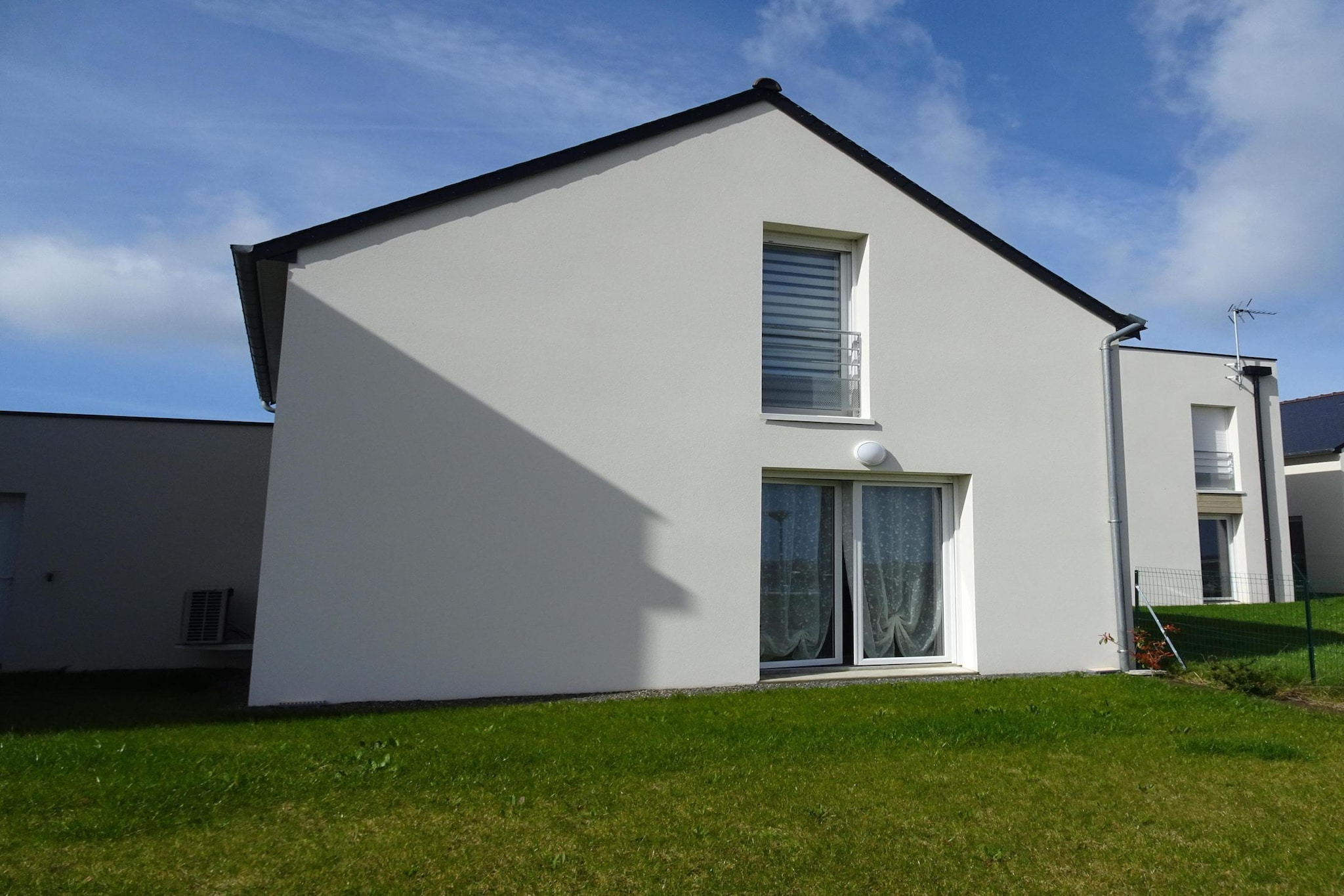 Small but nice! Your holiday home offers excellent living comfort for your Brittany holiday with its cosy living area, well-equipped kitchen, two bedrooms and two bathrooms. The small, enclosed garden property is located in a quiet residential area about 1 km from the centre of the lively harbour town of Paimpol. Picturesque coastal landscapes, sandy and pebble beaches and a particularly popular natural seawater pool can be reached in a few minutes on foot or by bike.
Paimpol is a popular harbour and seaside resort with numerous nice boutiques, creperies and restaurants. It is located on the Goëlo coast, which stretches between Saint Brieuc and the island of Bréhat across some three-quarters of Brittany. The tidal variations are particularly impressive here and you can enjoy an ever-changing, breathtaking panorama on wonderful walks along the publican's paths.Nature lovers are strongly recommended to take a detour to the flower island of Bréhat (crossing above Paimpol), where you can discover an exceptionally varied flora and fauna.