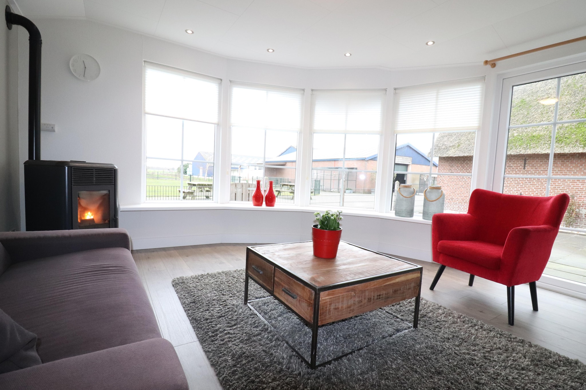 This well-kept holiday home is located in the yard of a horse farm in the Friese Wouden. There is a well-furnished garden and a terrace. It is cosily furnished and very suitable for families.

The area is ideal for beautiful bike rides through the Frisian nature. The forest of Bakkeveen is close by and you can go for a lovely walk. Surhuizum is adjacent to Surhuisterveen, where supermarkets and numerous other shops can be found. Admire the beautiful nature reserves such as the Westerkwartier and National Park Lauwersmeer and follow relaxing hiking trails that run through the meadows.

(Frisian) horses are kept on the grounds. In addition, there are many more animals to be found, from goats and alpacas to birds, donkeys and rabbits. Taking a look at the horses and animals is possible, but under the supervision of the owner. You have a view of the farmlands and the animals. The spacious living area has a cozy sitting area with a pellet stove and a kitchen equipped with modern appliances.