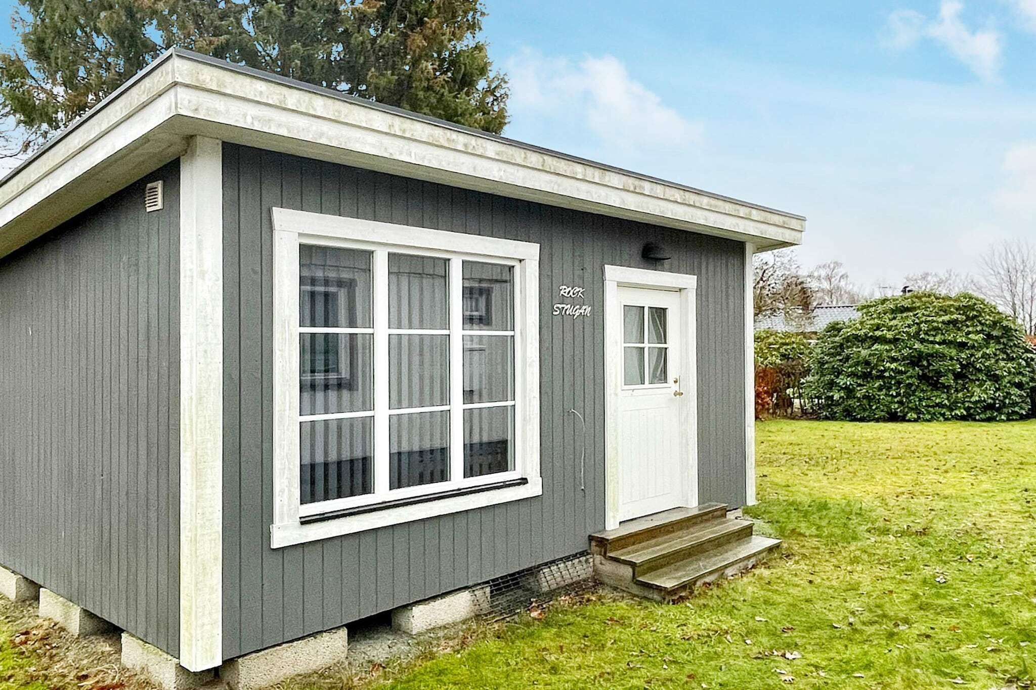 Annex(15 m2): (double folding bed, 2x bunk bed, fridge)\n\nAnnex(10 m2): (2x bunk bed)\n\nInternet Access DSL, open kitchen(cooker(electric), hood, coffee machine, microwave, fridge-freezer), Living/bed room(chromecast), bedroom(double bed), bedroom(2x bunk bed), bathroom(bath tub, washbasin, toilet), conservatory(6 m2), heating(electric), terrace(roofed, 12 m2), garden, garden furniture, parking, air to air heatpump