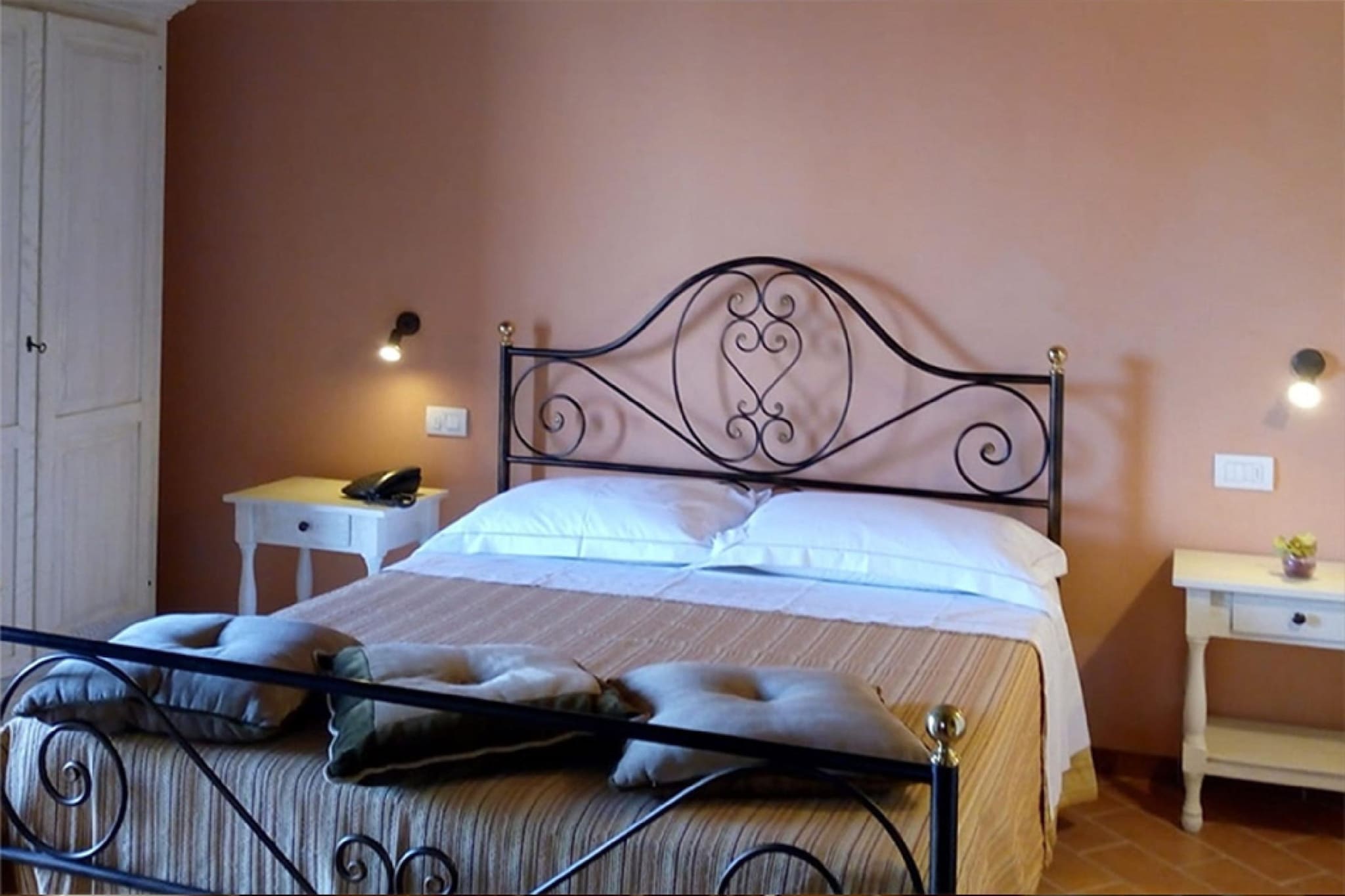 Ground floor: (open kitchen, Living/diningroom(double sofa bed), bedroom(single sofa bed, double bed), bathroom(shower), heating, air conditioning)\n\nterrace(shared with other guests), garden(shared with other guests), garden furniture, parking, swimming pool(shared with other guests, opened from Jun upto and including Sep)