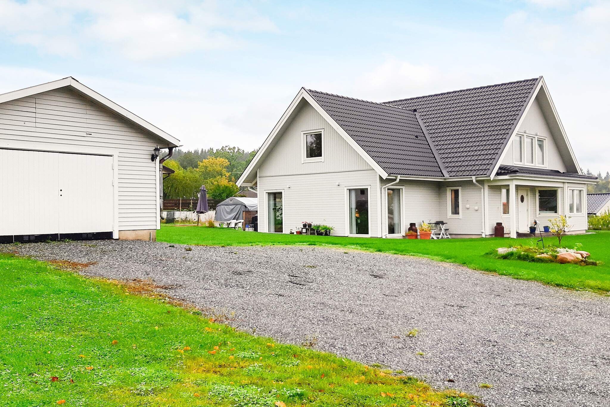 Internet Access DSL, open kitchen(cooker(electric), hood, coffee machine, oven, microwave, dishwasher, fridge-freezer, high chair), Living/bed room(TV, netflix), Living/bed room(single folding bed, TV), bedroom(double bed), bedroom(double bed), bedroom(single bed), bathroom(washbasin, shower, toilet), bathroom(washbasin, shower, toilet), washing machine, balcony, garden, garden furniture, parking, air to water heatpump, drying cabinet