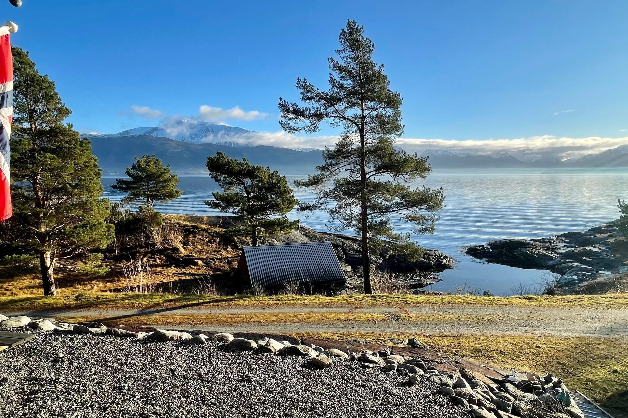 Lovely cottage by the water in beautiful Hardangerfjord. Three bedrooms, terrace, and great views. Holiday home where you can enjoy the peace and quiet and take great day trips in beautiful Hardanger. From the terrace or outdoor area you can look over to well-known Rosendahl. The holiday home is equipped with everything needed for a great stay. TV with Parabola and many internation channels. Double bed in one bedroom, family bunk in another and bunk bed in the third bedroom. No internet. With your stay, you can order a linen package which includes a large and a small towel. Around the cabin, there is an common area with benches and tables for pleasant outdoor meals, or you can sunbathe and swim. Many opportunities to fish from shore, ask the owner for tips. The holiday home is a perfect starting point for visiting Folgefonna, Rosendahl, Bondhusvatnet, Odda and Bergen. If you like hiking in the mountains, there are plenty of marked hiking trails and great outdoor opportunities. Owner is helpful with information.