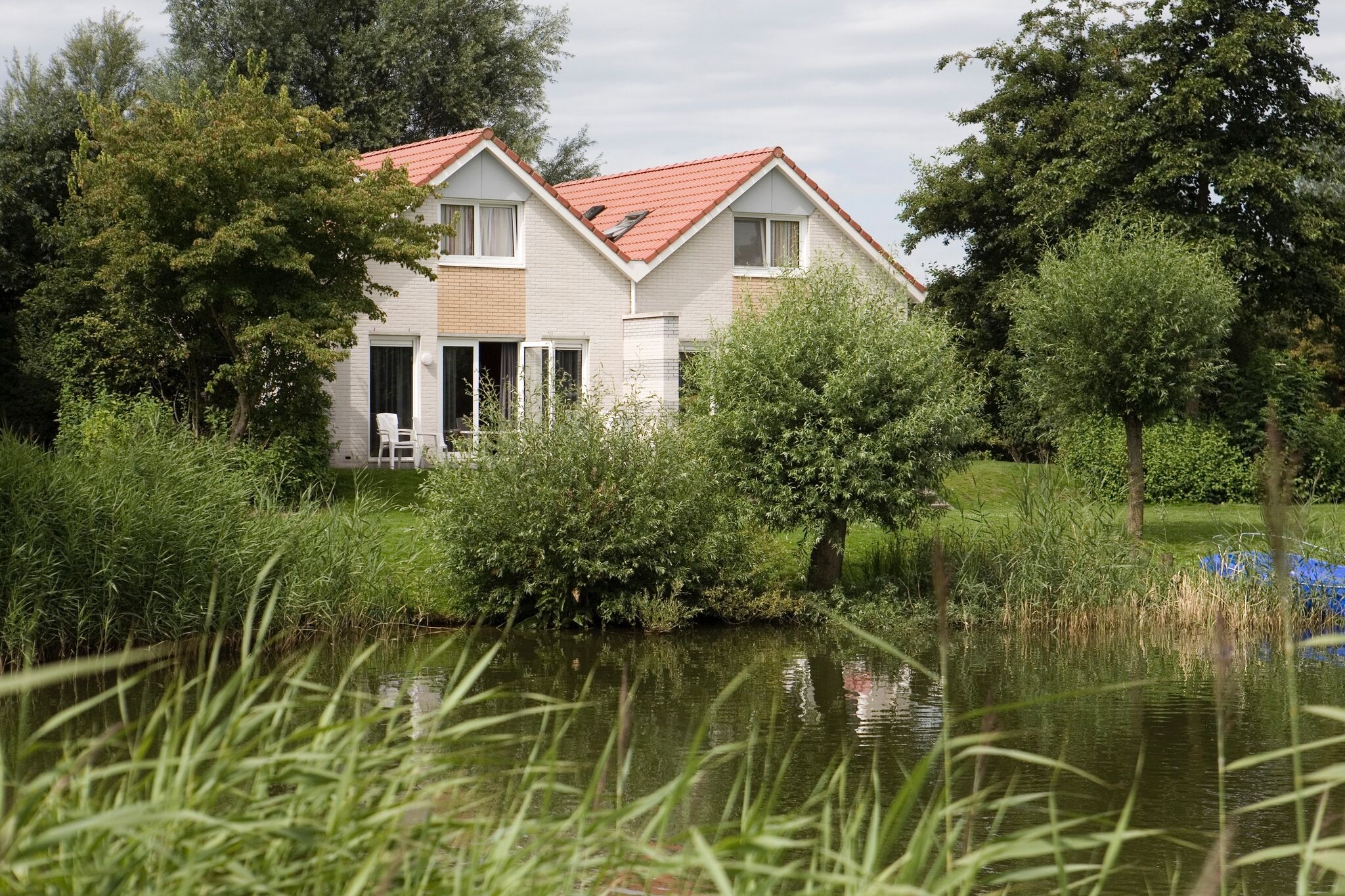 Schönes Ferienhaus am Wasser in Friesland