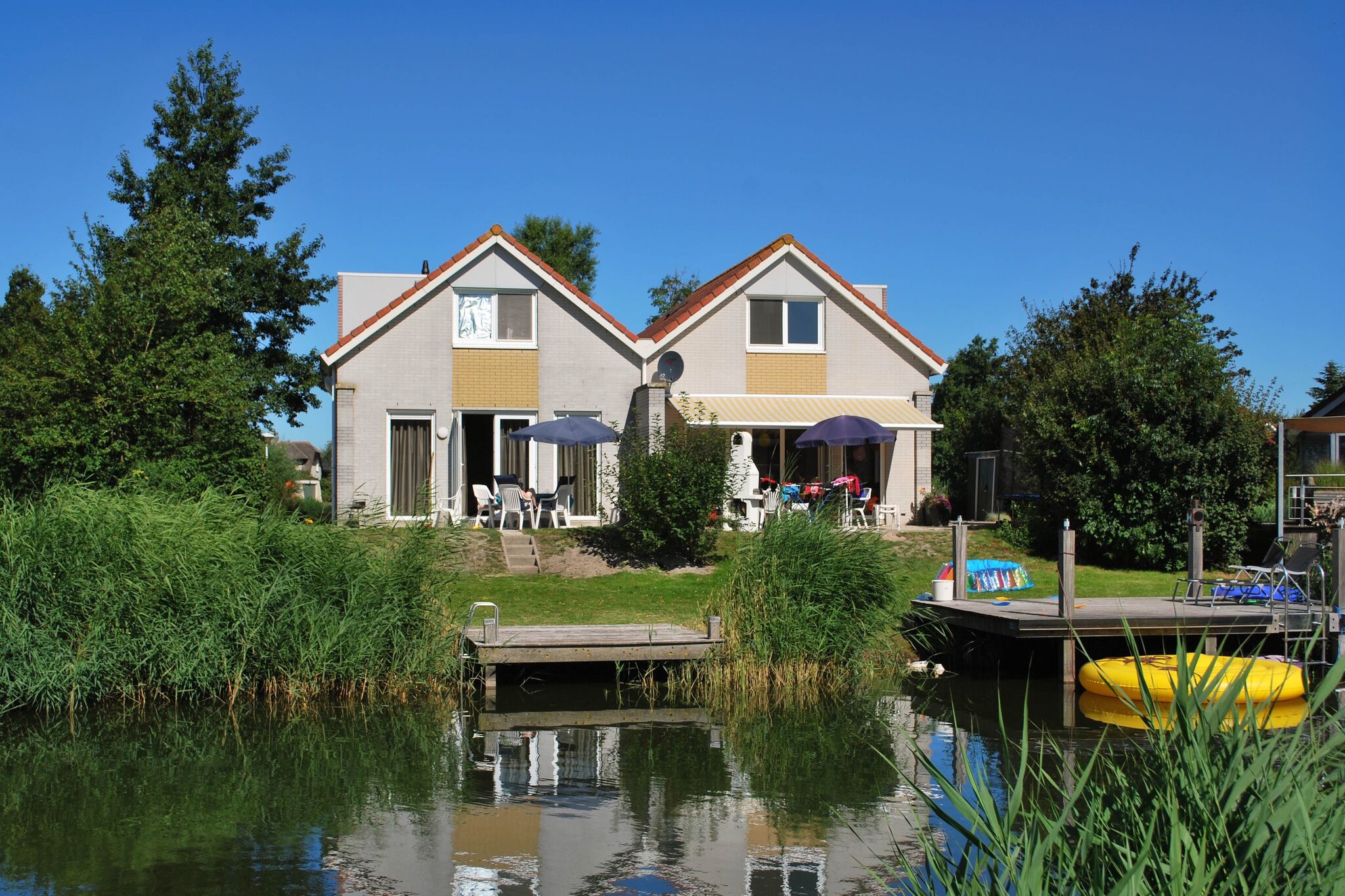Nice holiday home on the water in Friesland