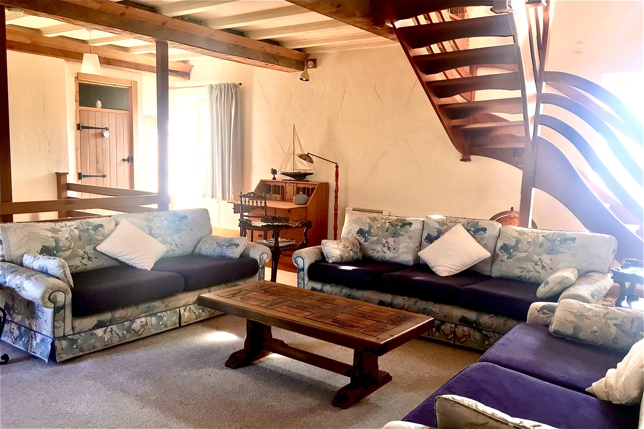 Ground floor: (Living room(seating area), Kitchen(seating area, hob(electric), toaster, coffee machine, oven, microwave, dishwasher, fridge-freezer), bathroom(bath tub, shower, washbasin, toilet))\n\nOn the 1st floor: (Living room(TV, seating area), toilet)\n\nOn the 2nd floor: (bedroom(double bed), bedroom(single bed, single bed), bedroom(single bed, double king size bed, baby crib(free)), bathroom(shower, washbasin, toilet))\n\ngarden, BBQ