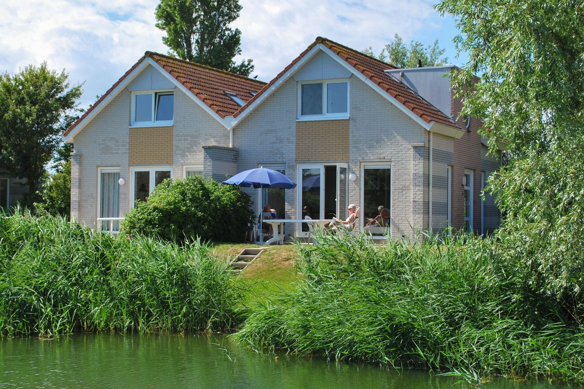 Holiday home on the water in Friesland