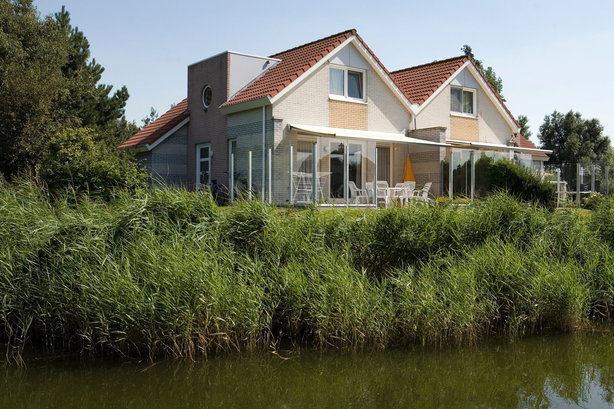 Holiday home on the water in Friesland
