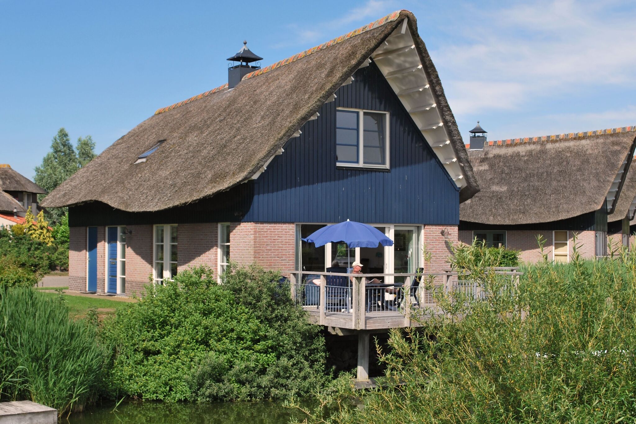 Villa met terras aan het water in Friesland