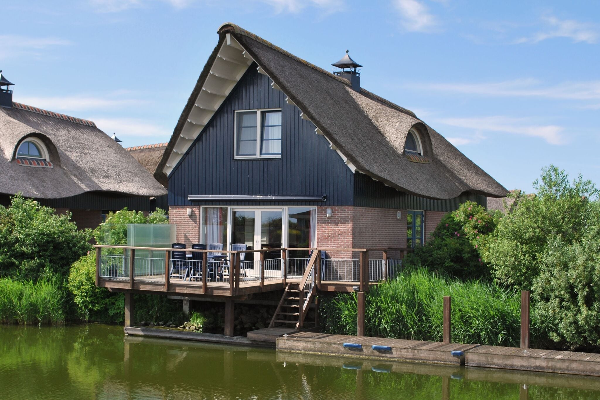 Villa met terras aan het water in Friesland