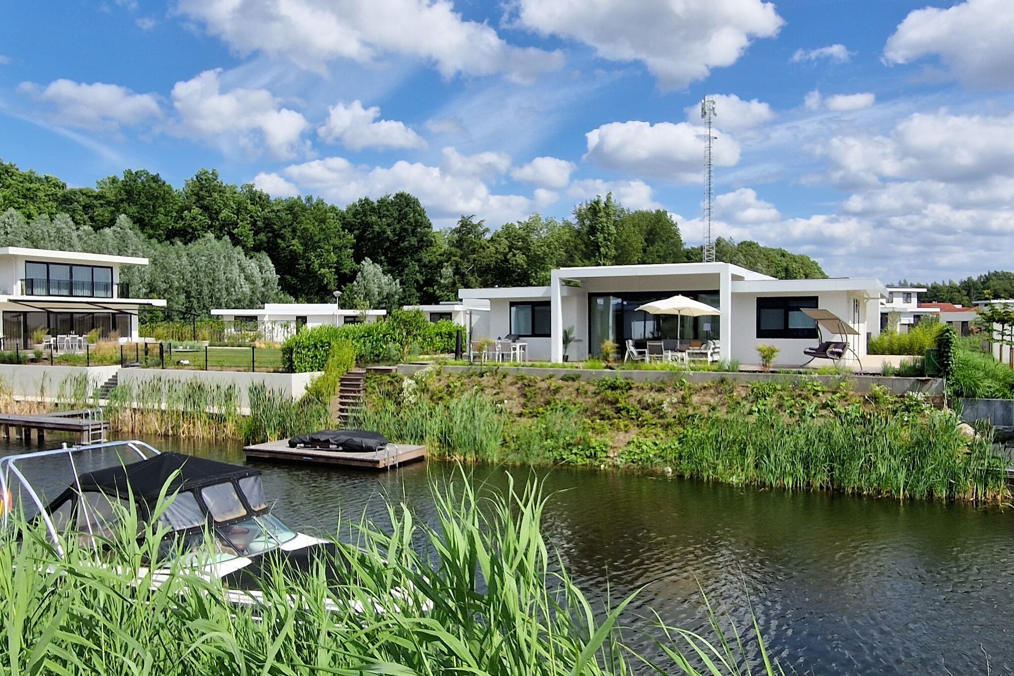 Water villa with private dock near Harderwijk