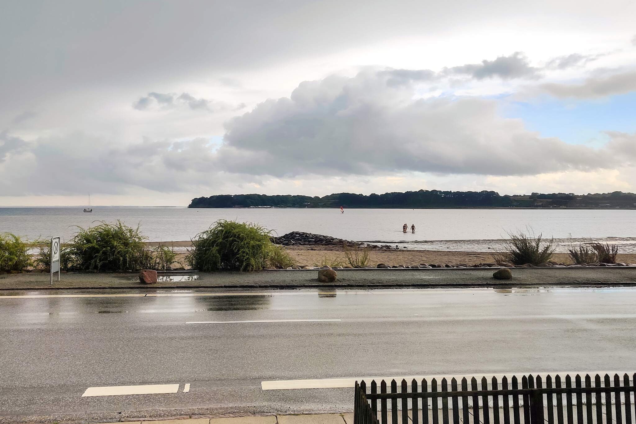 Internet Access DSL, Kitchen(stove(induction), hood, coffee machine, oven, fridge), Living/bed room(TV, toilet, high chair, chromecast), bedroom(double bed, cot), bedroom(double bed), bathroom(washbasin, shower, toilet, washing machine), heating(electric), terrace, garden, garden furniture, play equipment, air to air heatpump