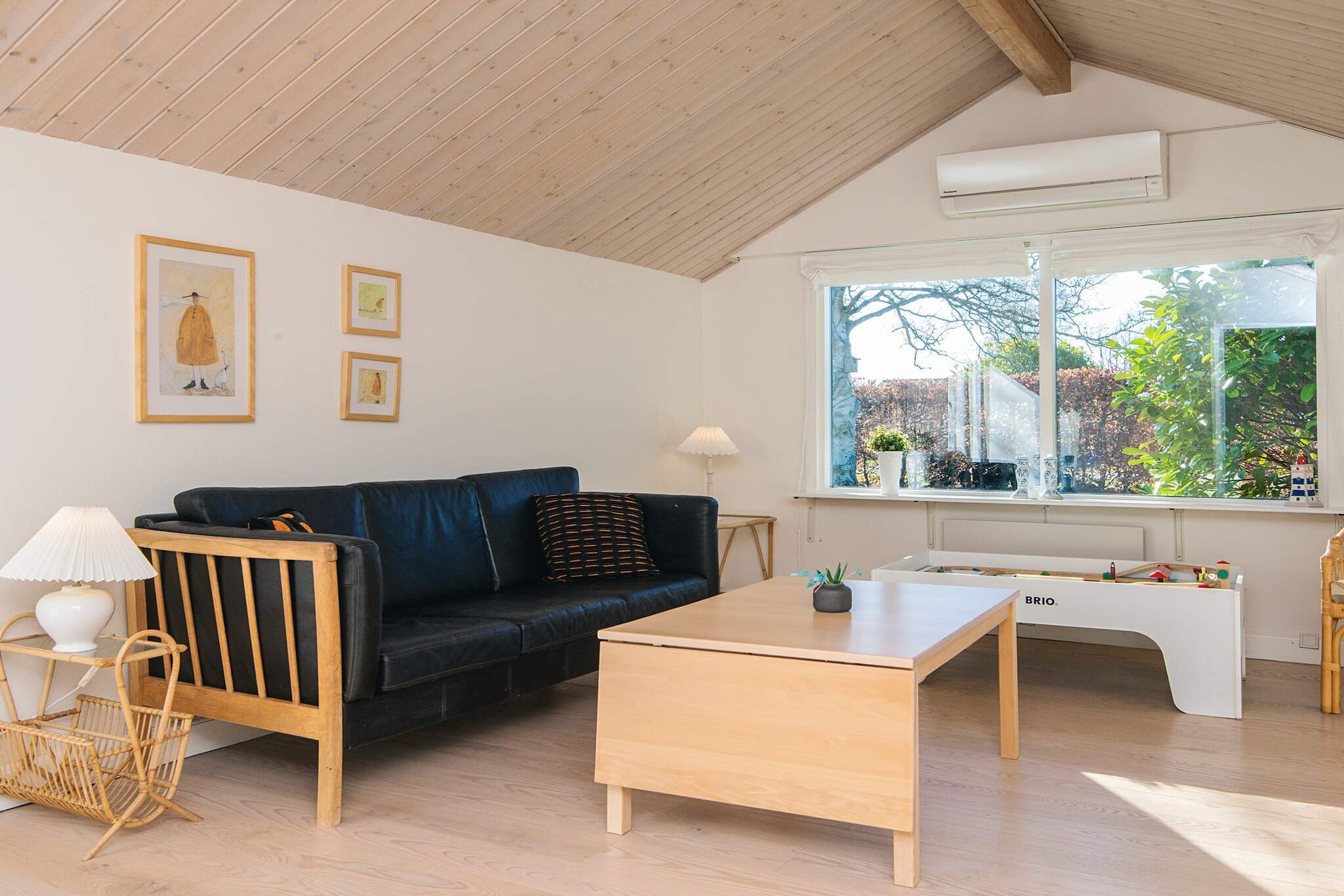 Internet Access DSL, Kitchen(cooker(electric), coffee machine, microwave, dishwasher, fridge(+ freezer), washing machine), Living/bed room(TV), Living/bed room, bedroom(double bed), bedroom(double bed), bedroom(4x bunk bed), bathroom(bath tub, washbasin, toilet), heating(electric), terrace, garden furniture, deckchairs, play equipment