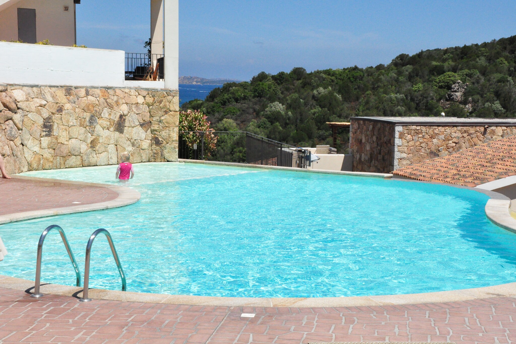 Located in the scenic region of Baja Sardinia in northern Sardinia, this pet-friendly holiday home is perfect for a family or group of up to 8 guests. Just 1.3 km from the sea and close to iconic coastal towns like Porto Cervo (10.9 km) and La Maddalena (32 km), it offers easy access to golden beaches, vibrant seaside life, and golf courses nearby.
Set on the 1st floor of the Residence Ea Bianca complex, the apartment features 3 spacious bedrooms, a living room with a double sofa bed and TV, and a fully equipped open kitchen with oven, 4-ring stove, fridge-freezer, and high chair, ideal for self-catering holidays. A washing machine and air conditioning add extra convenience.
Guests can relax on the private balcony or in the shared garden, and enjoy access to a shared swimming pool (open May–October). Bicycles are available on request for exploring the beautiful surroundings, including nearby beaches, nature trails, and local restaurants just 2.8 km away.
A wonderful base for discovering the Costa Smeralda while enjoying a peaceful and comfortable stay with loved ones.