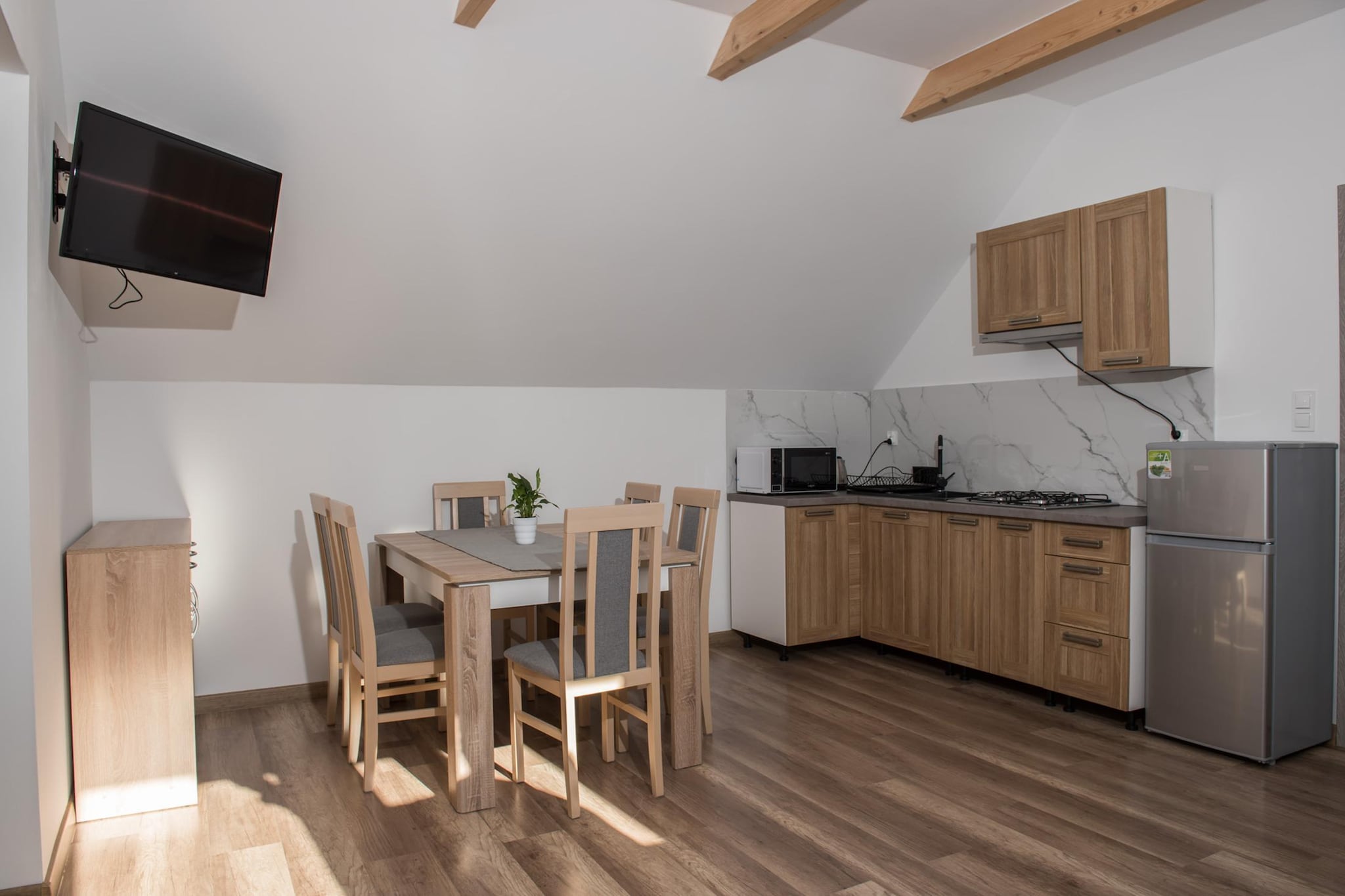 Family holiday resort with swimming pool, in a quiet area, next to a large water park. 10 minutes walk to the seaside beach.
Comfortable, 2-room holiday apartment on the first floor. It is adapted for comfortable relaxation of 6 people. It consists of a living room (double, fold-out sofa, table with chairs and TV), 2 separate bedrooms and a bathroom with shower. The living room is connected to the kitchen. The apartment has a terrace, where a set of garden furniture and a barbecue await. Guests have access to wireless internet.
The biggest attraction of the resort is the new swimming pool with heated water (open from May to September). The pool has a roof. On the fenced area of ​​the holiday complex there is a parking lot (1 space/house), volleyball court, playground and bicycle rental.
The price of the stay includes: bed linen, towels, water consumption, electricity consumption, heating, swimming pool, internet, final cleaning, parking (1 space/apartment), baby cot and highchair (reservation required).
Jarosławiec is a quiet summer resort located on the central coast, close to Darłowo and Ustka. Wonderful climate and landscapes, pine forests, clean water in the sea, seaside cliff - these are the advantages of Jarosławiec, which make this town attract crowds of tourists every year. Many interesting attractions await holidaymakers who spend their holidays here, which will diversify their seaside vacation. Jarosławiec also offers a rich gastronomic base. The beach in Jarosławiec is ideal for tourists who like to sunbathe in uncrowded places. On the beach you can see colorful fishing boats and find golden amber. After the last renovation, the beach is very wide and beautiful.
You can go to the nearby lake (approx. 2 km), where you can also swim, or rent a fishing boat.