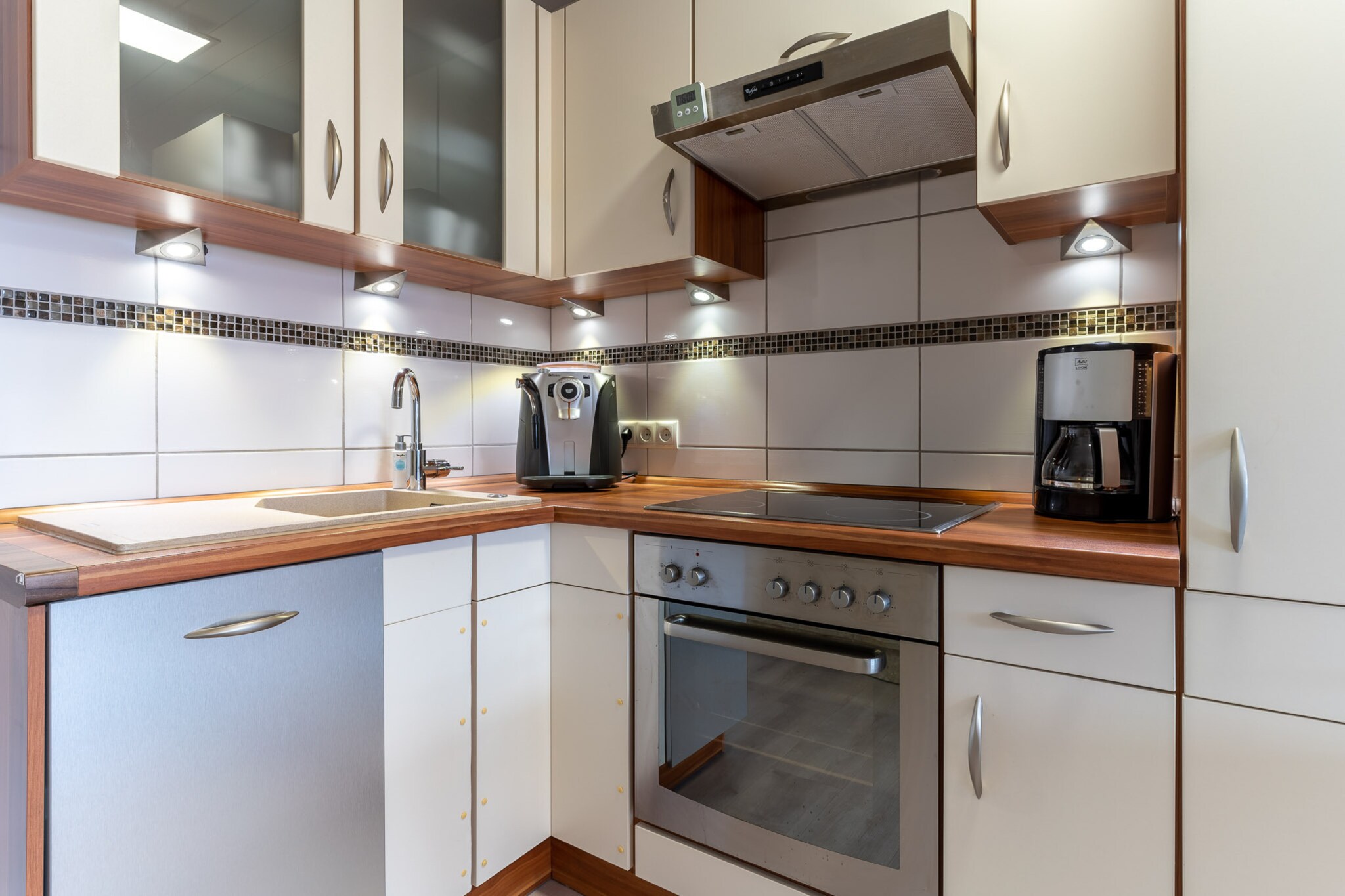 Ground floor: (open kitchen(hob(4 ring stoves, ceramic), electric kettle, toaster, hood, coffee machine, oven, microwave, dishwasher, fridge), Living/diningroom(TV(cable, flatscreen), dining table(4 persons), seating area), bathroom(shower, washbasin, toilet, hairdryer))\n\nAttic: (bedroom(double bed(180 x 200 cm)), bedroom(double bed(160 x 200 cm)), toilet(washbasin, toilet))\n\nheating, terrace, garden, garden furniture, parking, Towels/Sheets (Incl.)