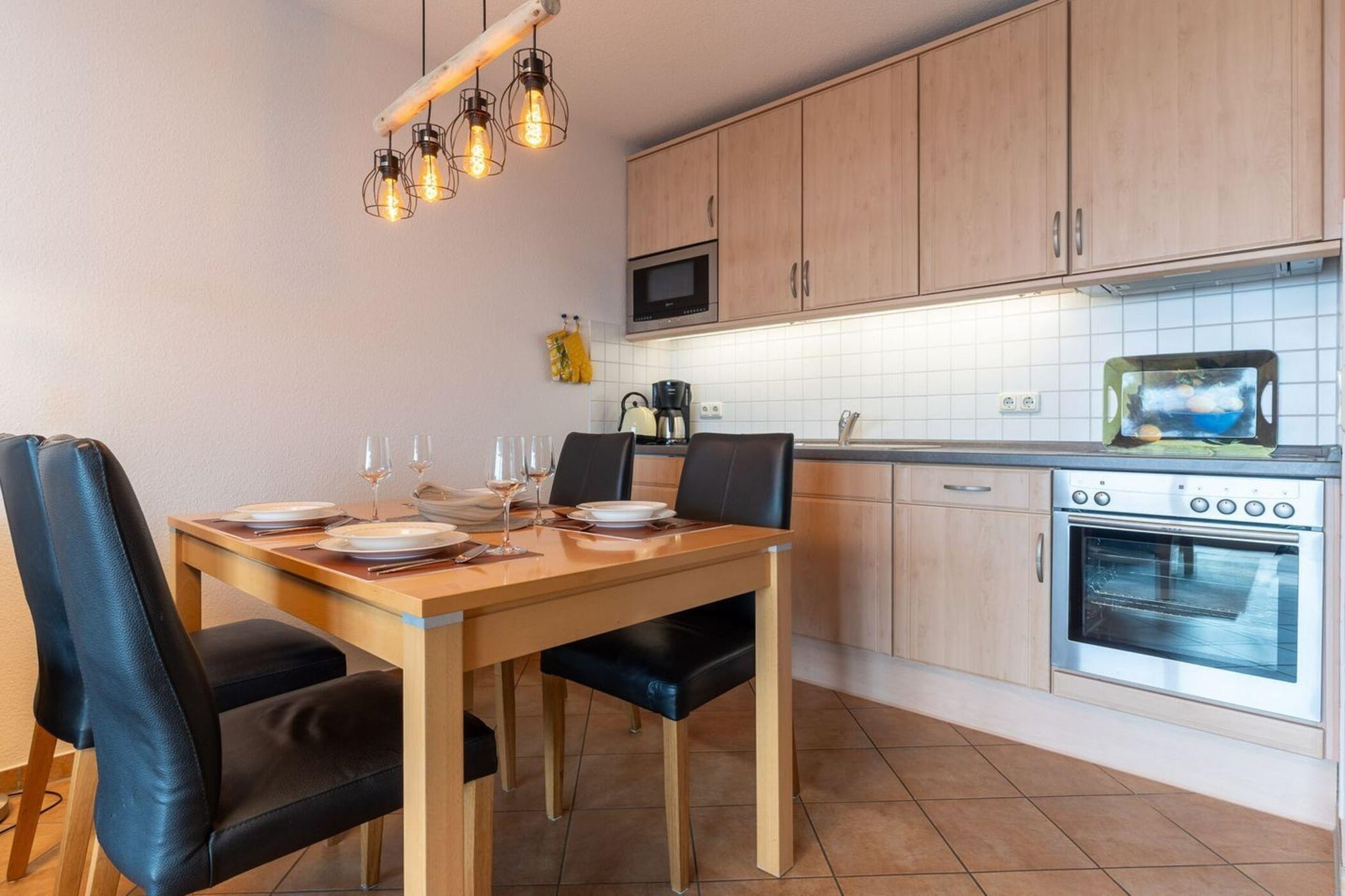 On the 3rd floor: (open kitchen(hob(4 ring stoves, ceramic), electric kettle, toaster, hood, coffee machine, oven, microwave, dishwasher, fridge(+ freezer)), Living/diningroom(TV(cable, flatscreen), dining table, seating area, DVD player, radio, stereo unit, party games), bedroom(double bed(boxspring, 200 x 200 cm), TV(cable, flatscreen)), bathroom(shower, washbasin, toilet))\n\ngarage, tumble dryer(shared with other guests, paid), washing machine(shared with other guests, paid), balcony, heating(floor heating), garden furniture, lift, children\'s bed, Sunscreen, Laundry Package incl.