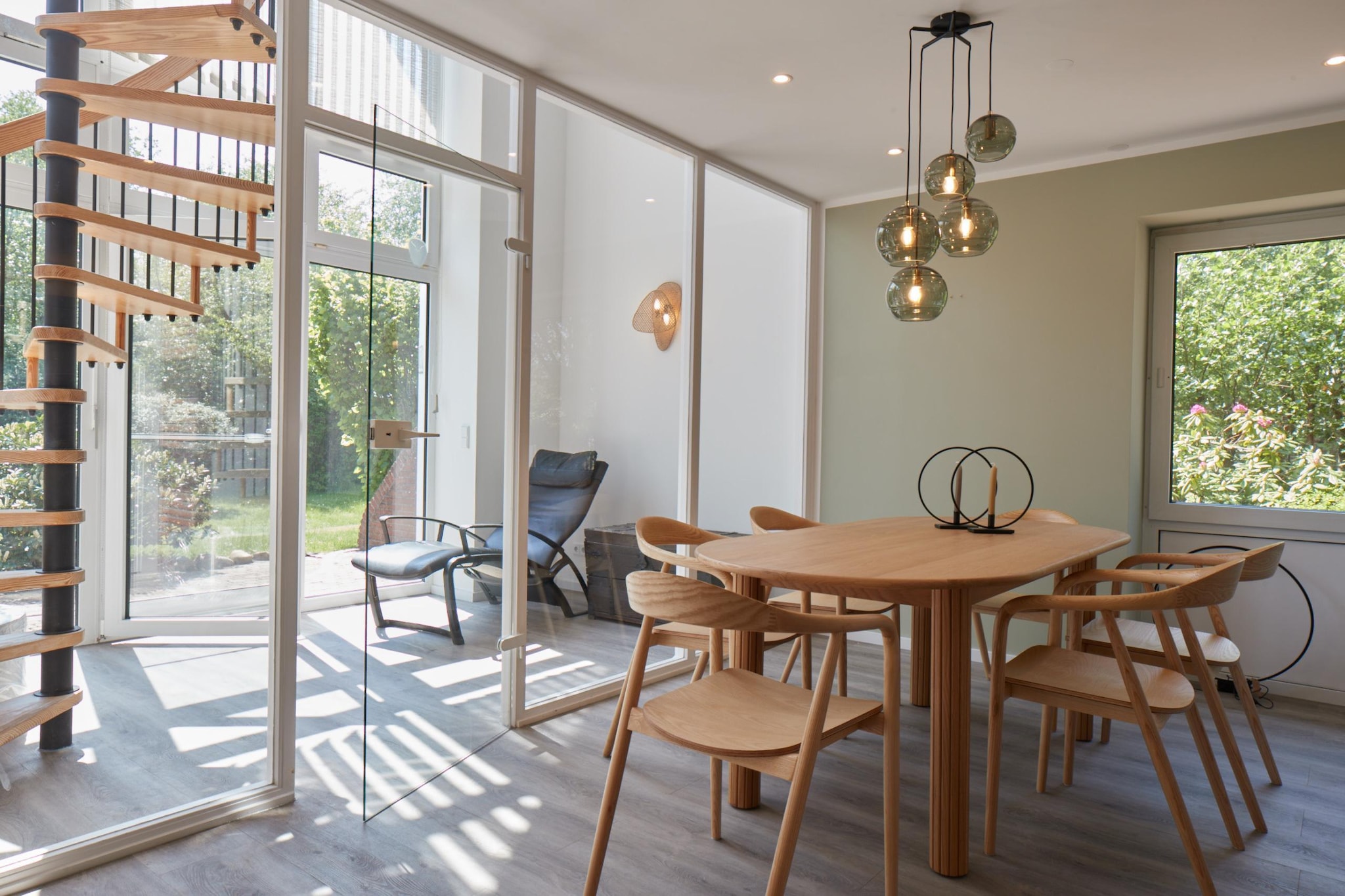 Welcome to the South Beach. On 232 square meters there is enough space for 6 people in this beautiful semi-detached house. Less than 10 minutes' walk from the southern beach (the largest sandpit in the world), the hosts have created an oasis of well-being in the middle of the wonderful North Sea dune landscape, which retells their life in St. Peter-Ording between beach sailing, marina and sea. From the car shelter (possibility to charge electric cars 100 m away in the public car park) through the small, cozy front garden, which also serves as a natural privacy screen, you will be welcomed by the healthy salt air and the quiet ambience as soon as you arrive. Look forward to your visit to this accommodation, which is of course equipped with the latest technical infrastructure, including comprehensive WIFI and small, handcrafted welcome gifts. Enjoy your stay at the North Sea in this wonderful house to the fullest!

Highlights included: WiFi, parking, all usage-based energy costs, final cleaning, laundry package