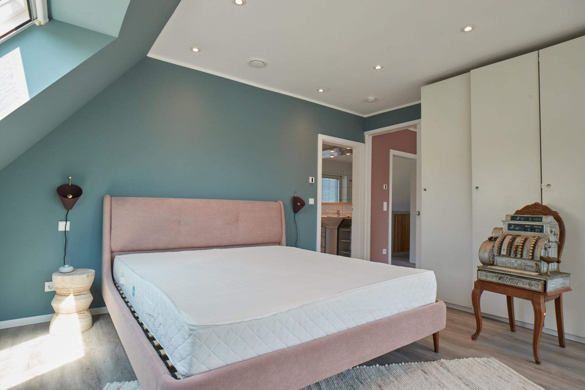 Ground floor: (hall, open kitchen(hob(4 ring stoves, ceramic), electric kettle, toaster, hood, coffee machine, espresso machine, oven, microwave, dishwasher, fridge(+ freezer)), Living/diningroom(TV(flatscreen, smart TV), dining table, fireplace, seating area), bedroom(double bed), bathroom(shower, washbasin, toilet, hairdryer), toilet(washbasin, toilet), pantry(tumble dryer, washing machine, iron))\n\nOn the 1st floor: (bedroom(double bed), Gallery bedroom(double sofa bed, TV(flatscreen, smart TV), wireless music system), bathroom(bath tub, shower, washbasin, toilet), mezzanine(seating area))\n\nAttic: (Recreational room)\n\ngrill, heating, terrace, garden, garden furniture, parking, awning, Laundry Package incl.