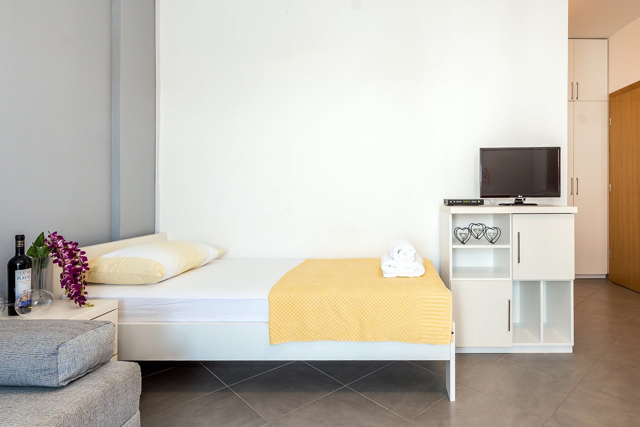 Apartments Gulin - One Bedroom Apartment with Terrace and Sea View (Maslina)