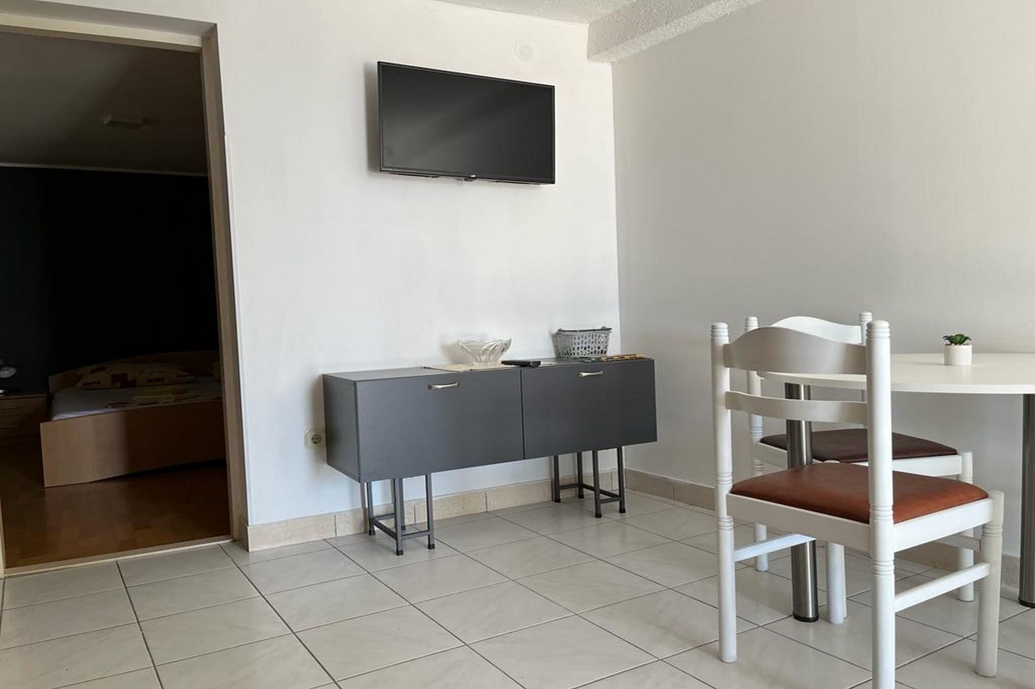 Apartments Leut is located in Pisak, which is a small tourist destination on the fabulous Omis Riviera.

Apartments Leut offers accommodation in four self-catering units.

There is also a possibility of a half board on request with an additional cost.

Free private parking is provided, a reservation is not needed. Location: https://maps.app.goo.gl/ewQqNNA3Hk7uh5o59

Luggage storage is possible prior to check-in.

A baby cot is available upon request.

This one bedroom apartment with terrace and sea view can accommodate up to three people. It features LCD TV. Kitchenette is equipped with refrigerator, water kettle, freezer, stove and  kitchen utensils. The private bathroom is fitted with a shower and toilet. Towels and bed linen are at your disposal.
This apartment comes with a BBQ grill facilities and an outdoor dining area.

Pisak is a small, peaceful settlement, once a fishermen's port and now a modern tourist destination. The inhabitants are especially proud of the beautiful, crystal clear sea, unspoiled nature, and astonishing beaches. The closest beach is 100 m from the property. Restaurants and bars can be found within 100 m of the property. A grocery store is only 50 m away from Apartments Leut.

Split airport is 60 km from the property.