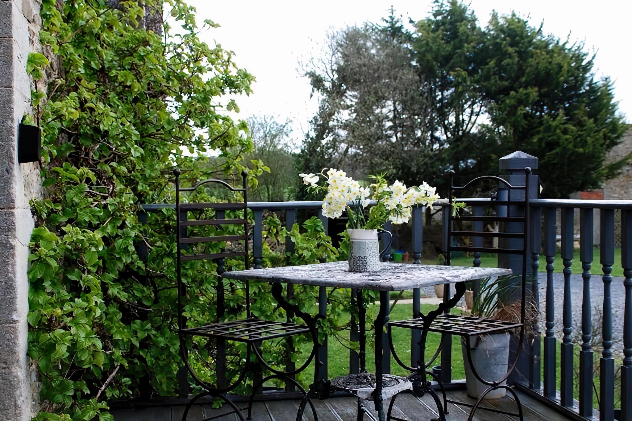 Ground floor: (Kitchen(hob(electric), toaster, oven, microwave, fridge-freezer), Living/diningroom(TV, seating area, DVD player))\n\nOn the 1st floor: (bedroom(double bed), bedroom(single bed, single bed, double bed), bathroom(bath tub, shower, washbasin, toilet))\n\nstove, coffee machine, bathtub or shower, patio, heating, terrace, garden, bicycle storage, garden furniture, sun loungers, BBQ, parking, deckchairs, parasol, ironing board, party games