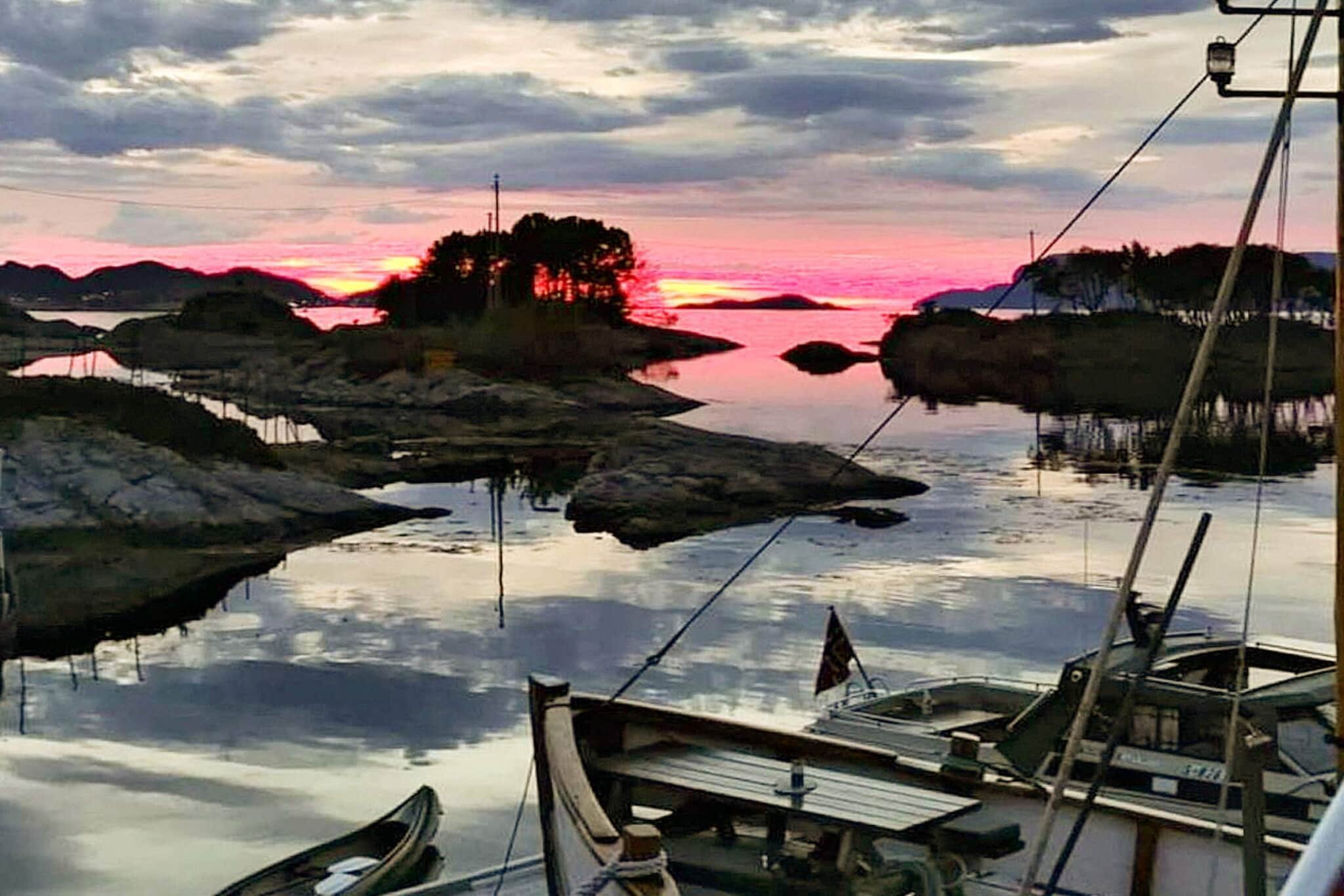 Internet Access DSL, open kitchen(cooker(electric), hood, coffee machine(filter), waffle iron, microwave, dishwasher, fridge, freezer(200-249L), washing machine), Living/bed room(22 m2)(2x single bed, TV(german television channels, norvegian TV channels ), radio), Living/bed room(22 m2)(2x single bed), bedroom(single bed, double bed), bedroom(3x single bed, double bed), bathroom(washbasin, shower, toilet), bathroom(washbasin, shower, toilet), bathroom(floor heating)(bathtub or shower, washbasin, toilet), bathroom(floor heating)(bathtub or shower, washbasin, toilet), heating(electric), terrace(100 m2), terrace(22 m2), garden furniture, BBQ, air to air heatpump, outdoor fireplace