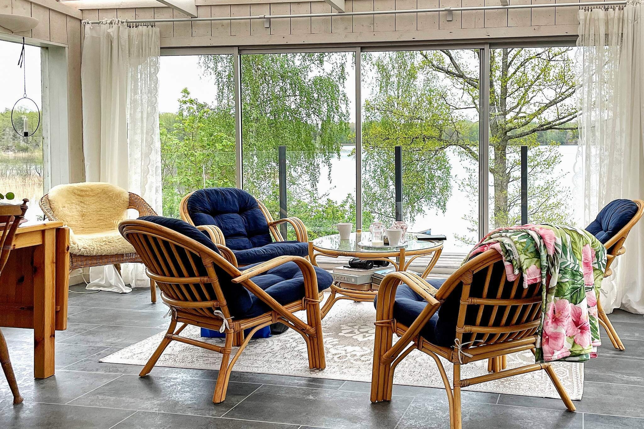 Cottage with fantastic lake plot by lake Järnlunden in beautiful Östergötland, own beach with jetty and access to a rowing boat. On the plot there are several terraces one with dining area and one with jacuzzi which has an adorable view of the lake. At the bottom of the water is the guest house where you can enjoy the evening's sunsets and take a morning dip at the jetty. It is a fenced plot and directly adjacent there are parking spaces for several cars. TV and Wifi are available in the cottage. The cabin has a fully equipped kitchen and is adjacent to the living room, a glazed conservatory with a dining area and a cozy sitting area with glass partitions that can be opened up towards the lake. 5 sleeping places distributed between the house and guest house, two sleeping alcoves in the house with one 90 cm bed and a 110 cm bed. Fresh bathroom with washing machine and dryer, in the guest house there is a single bed and bunk bed with two beds. Not allowed to light fires in fireplaces. Järnlunden is one of Linköping's largest lakes, whereit is rich in islands and bays and a popular excursion destination. Take a trip with the rowboat out on the lake and try your luck at fishing where there are mainly walleye, perch and pike. Fishing licenses are available via the iFiske web service. It is also possible to rent kayaks in the area. For experiences and activities, the cottage is well located as a starting point, nearby you will find a golf course, nature reserves, castle environments, östgötaleden and other scenic surroundings. The big city of Linköping 25 minutes away by car, experience shopping and good food with several restaurants along Stångån. For those interested in culture, a visit to the beautiful quarters by the cathedral and Linköping Castle & Cathedral Museum is worth a visit. Gamla Linköping, which is one of Östergötland's largest visitor destinations, wherehistory comes alive and you can experience the city, country and forest that a hundred years ago also visited their cozy shops and cafes. LasseMajas Deckarhus in Gamla Linköping where you can solve mysteries in Valleby, for real! Bergs slussar, Göta Canal's largest lock staircase. Here you come to see boats that lock, eat good ice cream or rent a bike and take a cooling bath. On the way home, you can visit the Air Force Museum, a modern, cultural-historical museum. For those interested in golf, there is Linköping Golf Club with an 18-hole course. The convenience store is 10 minutes away by car, anhour's drive to Astrid Lindgren's World in Vimmerby. Nice day trip 9 mil to Kolmården The largest zoo in the Nordic countries outside Norrköping. Welcome to beautiful Östergötland