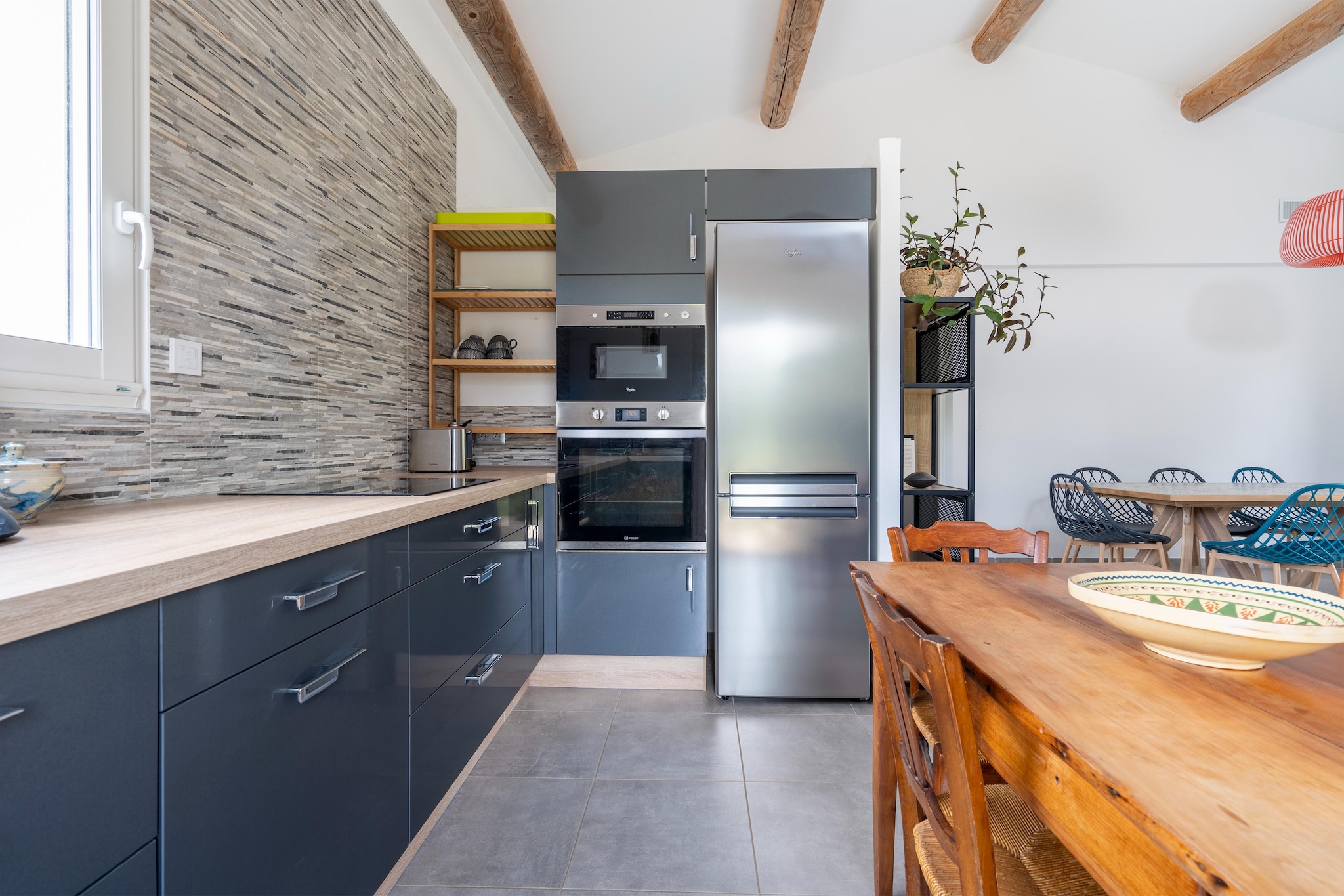 Ground floor: (Kitchen(electric kettle, coffee machine, oven, microwave, dishwasher, fridge-freezer), Living/diningroom(TV, dining table, seating area), bedroom(double bed(160 x 200 cm)), bedroom(double bed(140 x 200 cm)), bathroom(shower, washbasin), toilet, washing room(washing machine), hall)\n\nair conditioning, terrace, garden furniture, sun loungers, BBQ, parking, swimming pool(private, 6 x 4 m.)