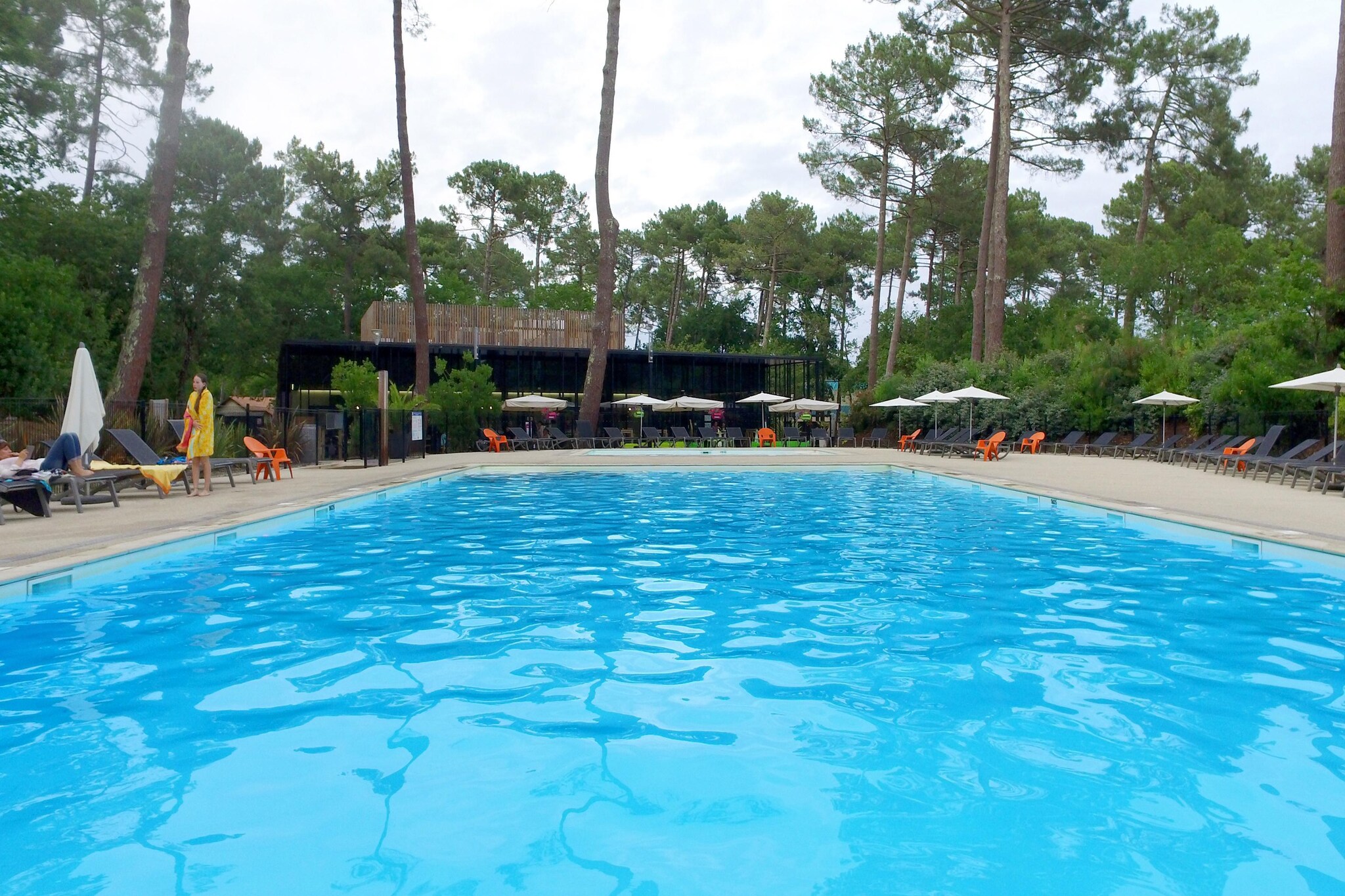 Holiday complex in the middle of pine forests, between the Bay of d'Arcachon and the Atlantic. The complex comprises a total of 195 cozy lodges, each with its own terrace. Various leisure facilities are available to guests, such as a communal pool, sports fields, table tennis, billiards, slackline and a playground for the little ones Seasonally there are animation offers for big and small.
Arcachon Bay is only 800m away; it is about 8 km to the beaches of the Atlantic. Take a trip to the famous Cap Ferret lighthouse. Explore the area around the facility by bike or on foot.