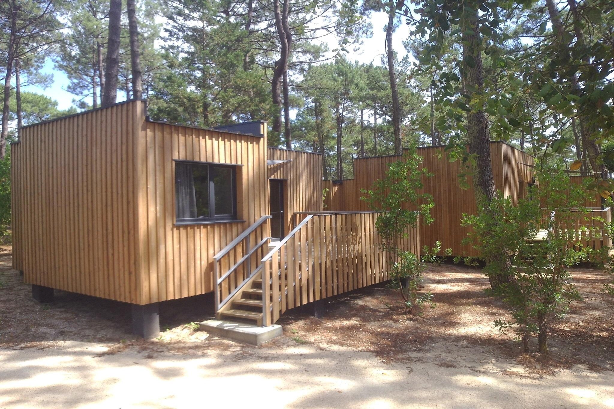 Kitchenette(hob(ceramic), electric kettle, microwave, dishwasher, fridge-freezer), Living/diningroom(double sofa bed(140 x 190 cm), TV), bedroom(single bed(90 x 200 cm), single bed(90 x 200 cm)), bedroom(single bed(90 x 200 cm), single bed(90 x 200 cm)), bathroom(shower), toilet, washing machine(shared with other guests), terrace, garden furniture, swimming pool(shared with other guests, outside, heatable, 20 x 10 m.)