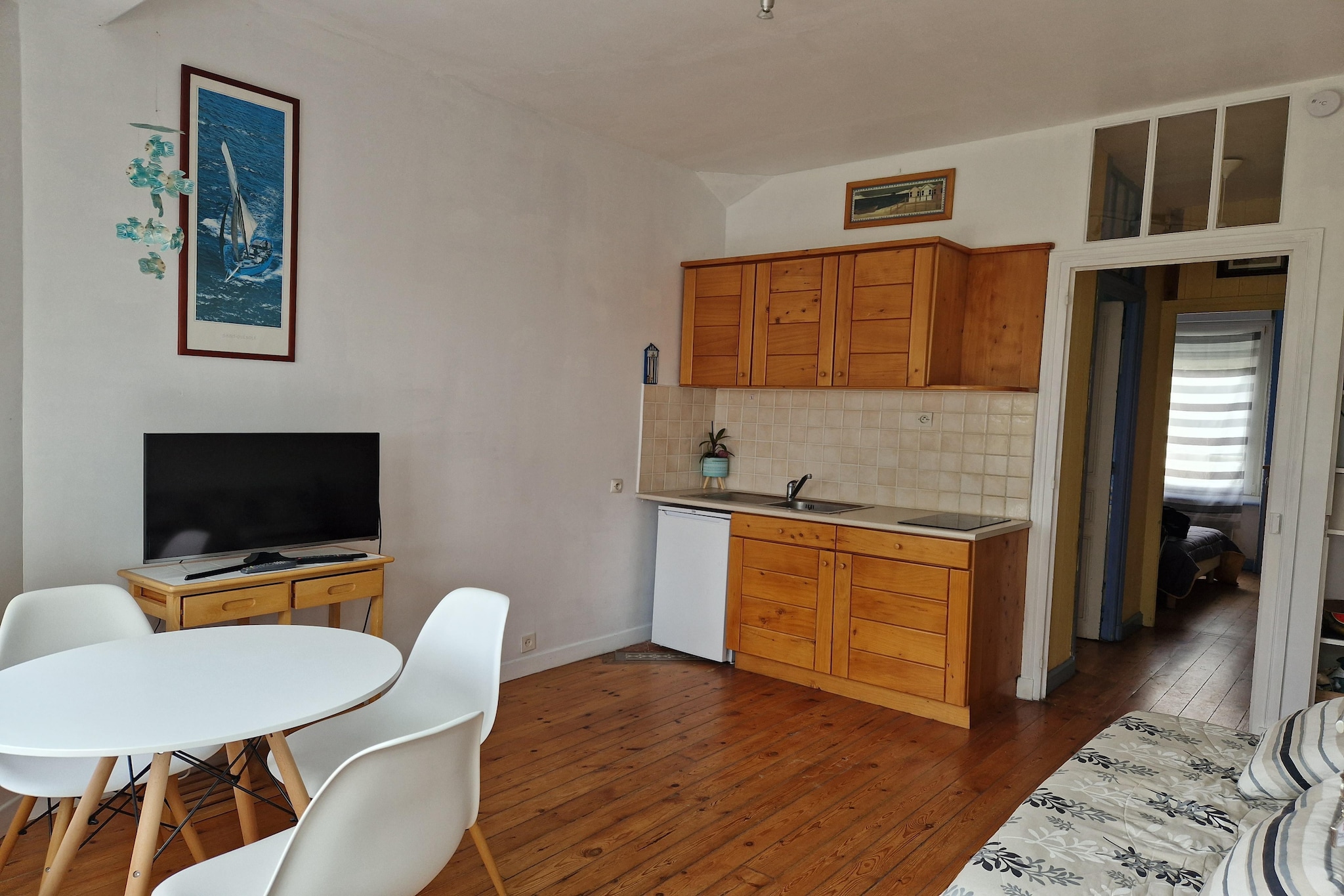 A wonderful view of the sea and the beautiful garden in front is offered by the terrace of this nice holiday flat on the first floor of a villa. You have a separate staircase and a small private garden area. An ideal, quiet location in the Penvénan district, part of the fishing village of Port Blanc, on the magnificent pink granite coast.

The 11 km long coastal strip around Penvénan offers hikers and cyclists magnificent views of massive rock formations, offshore islets and hidden bathing bays. The water sports centre leaves nothing to be desired - from catamarans to surfing, wakeboarding, kite surfing and diving. At low tide, the beach becomes a paradise for shell collectors and crab fishermen. Excursions to the surrounding Breton towns of Paimpol, Lannion and Tréguier as well as to the flower island of Bréhat or to the popular seaside resort of Perros-Guirec are highly recommended.