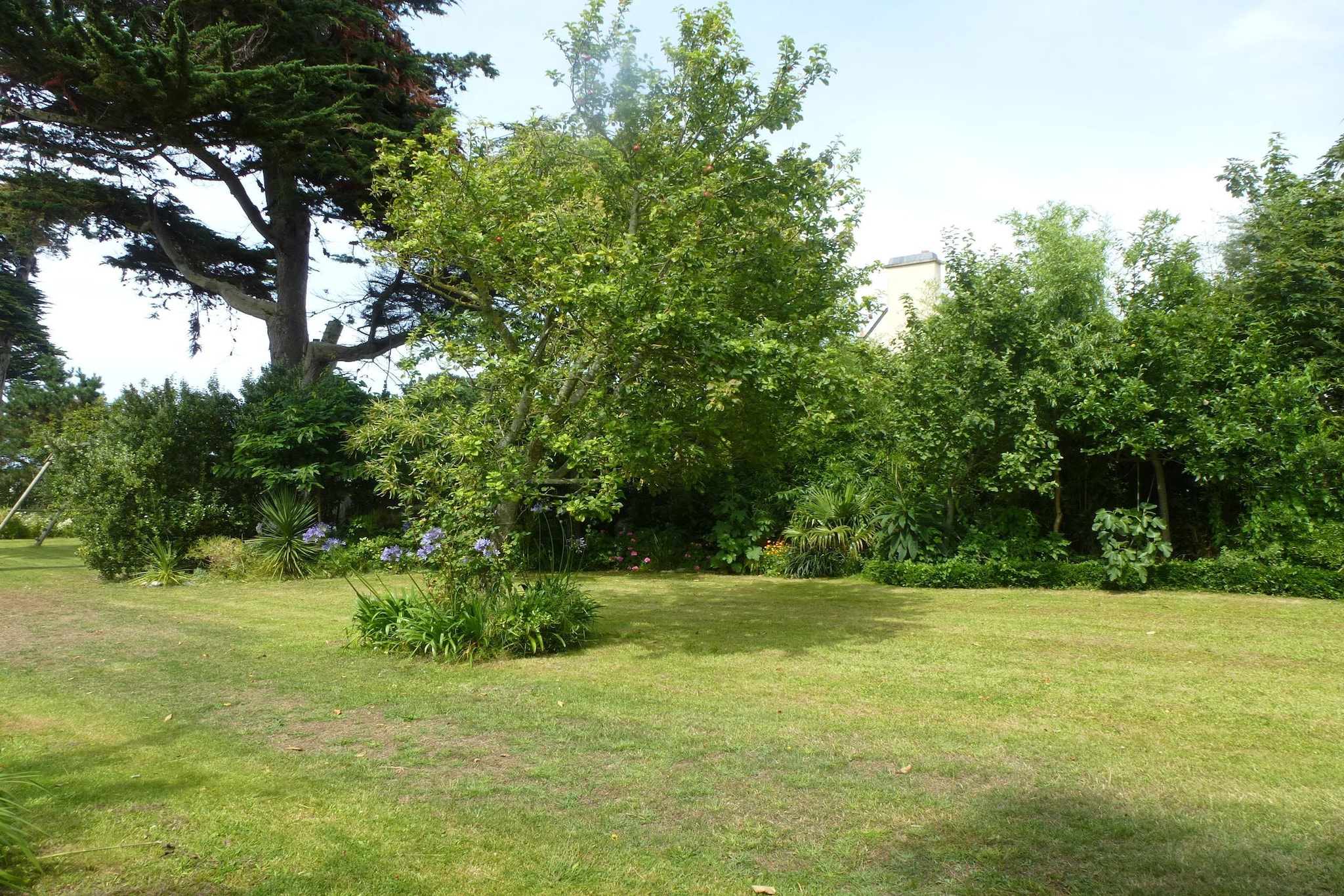 On the 1st floor: (Sitting room(TV(no dutch television channels, no german television channels)), Kitchenette(cooker, coffee machine, microwave, fridge), bedroom(double bed(140 x 190 cm)), bathroom(shower, toilet), heating(electric))\n\ntumble dryer(shared with the owner ), washing machine(shared with the owner ), garden(3000 m2), garden furniture, parking