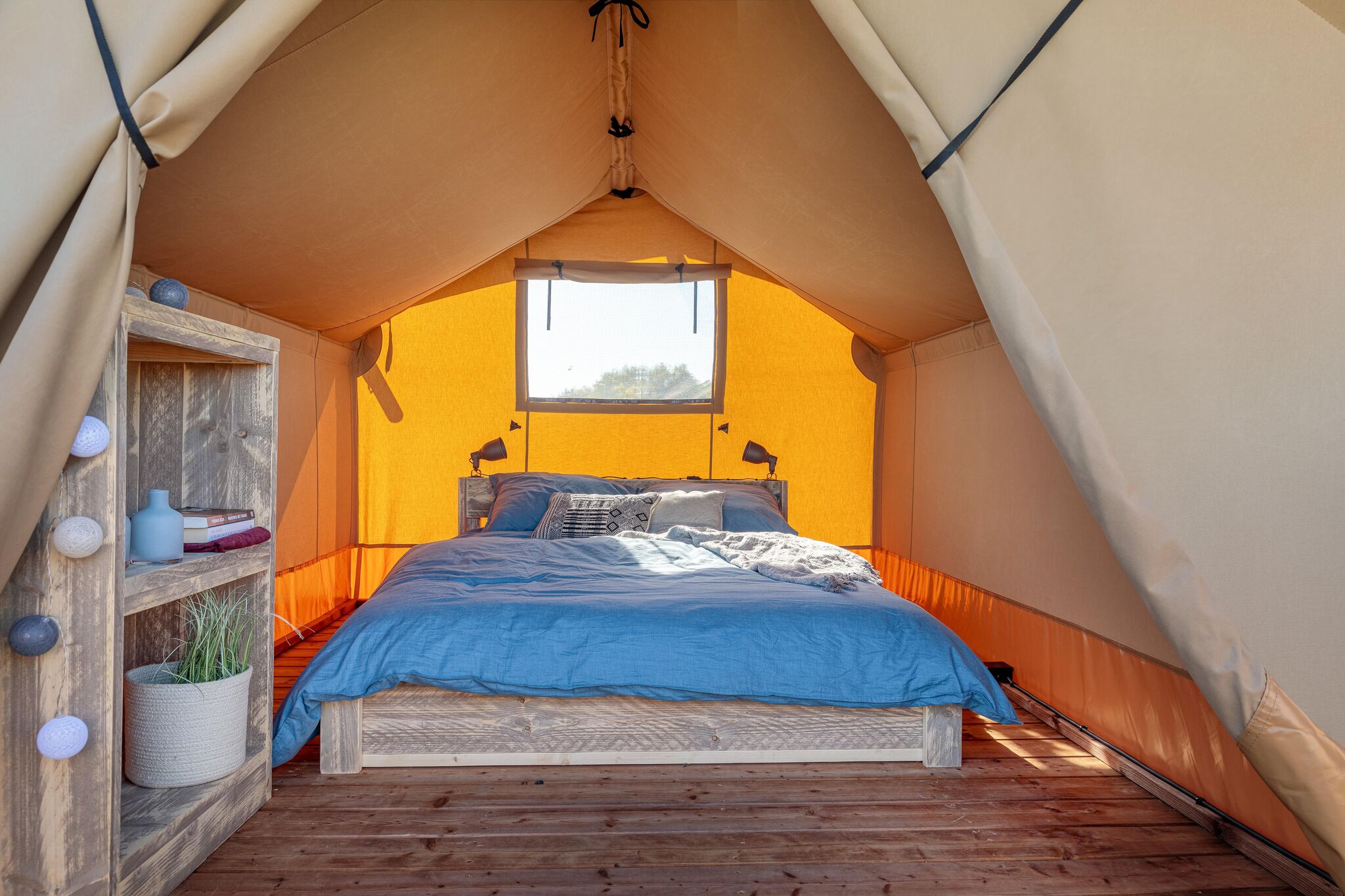 Nice safari tent with bathroom on a holiday park near Lauwersmeer National Park