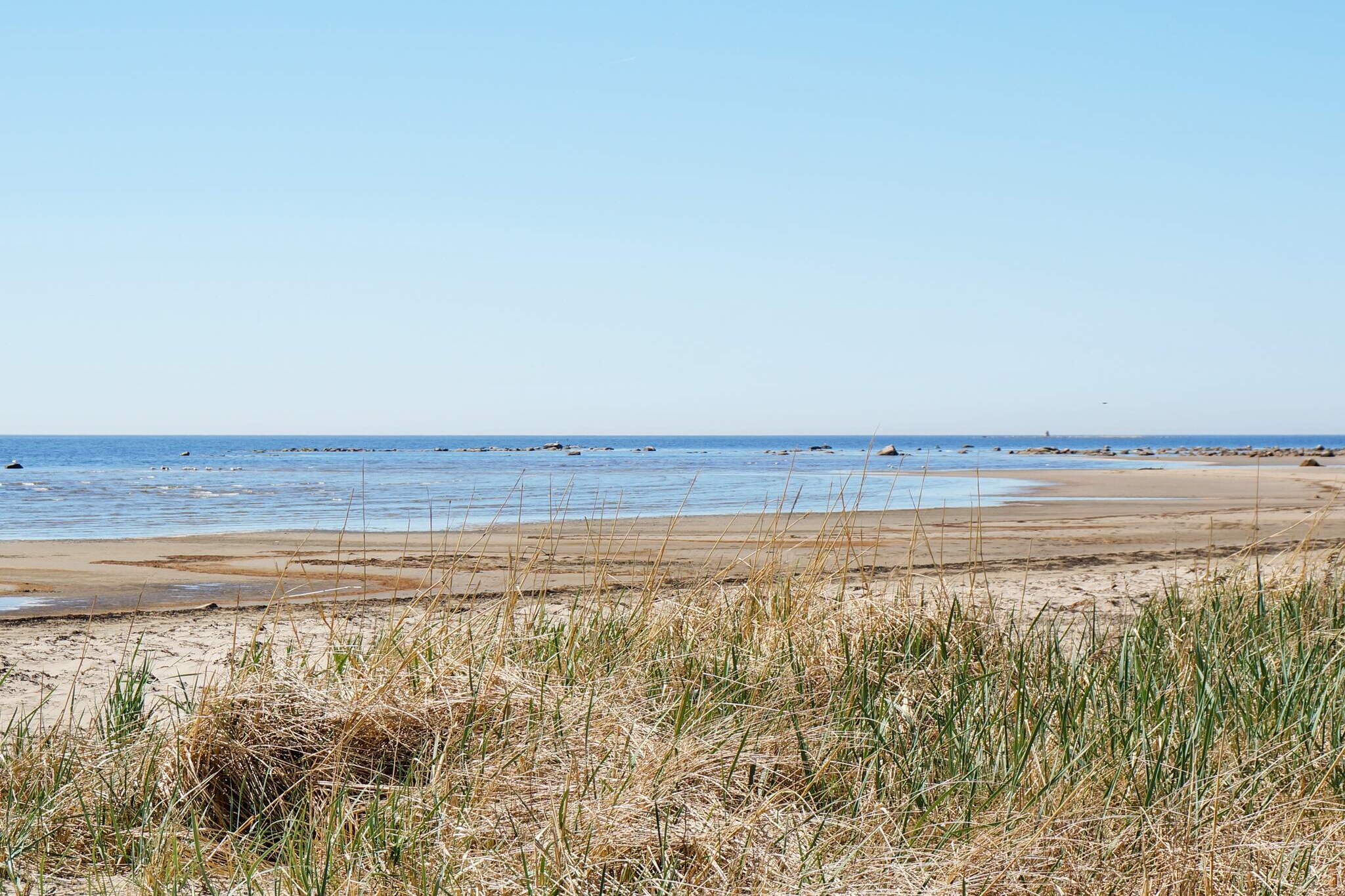 Living room(2x single bed, TV(swedish TV channels)), open kitchen(cooker(electric), hood, coffee machine, microwave, dishwasher, fridge-freezer), bathroom(tumble dryer, washbasin, shower, toilet, washing machine), conservatory(garden furniture), heating(electric), parking