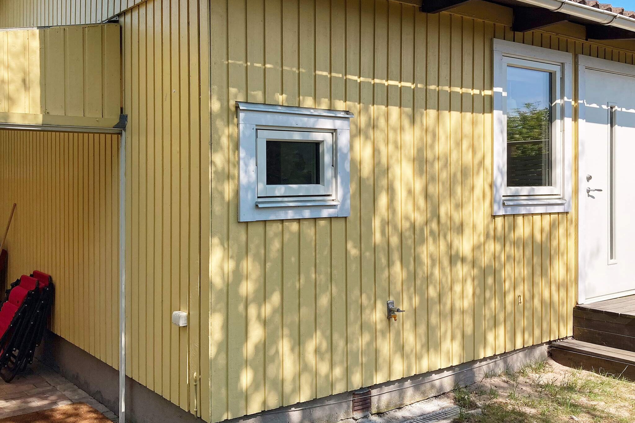 Very fresh and cozy little apartment with a toplocation on Skrea beach.  Part of a villa with its own entrance and part in the garden and glazed conservatory. Bathrobe distance to the stunning sandy beach.  Cycling distance to Falkenberg's cozy center. Ideal for a vacationing couple The apartment has an open kitchen and living room / bedroom. The kitchen is well equipped with a small dining table and the bedroom has two combined single beds and TV. The bathroom is fully tiled with shower and washer / dryer. With entrance from outside there is a glazed conservatory with dining table and barbecue. In one part of the house lives a permanent guest. You have your own entrance and your own part of the garden. In the southern part of Skrea beach begins a larger leisure area where there are excellent opportunities for walking and the like or to bring a picnic basket and sit among the rocks.  In the area there are also several kiosks, restaurants, indoor swimming, mini golf and tennis courts.  Falkenberg is buzzing with activity during the summer.  Enjoy the nice summer town with its small shops, restaurants and cafes The fine white beaches at Skrea beach are quickly filled with bathers on a hot summer day.  A short drive away is Falkenberg's fine golf course at Skrea. For those who are interested in fishing, there is the opportunity in Ã„tran and in the sea. A fishing license is required in Ã„tran. Feel free to visit the small town of SlÃ¶inge, which has both a well-known bakery and cafÃ©, an ice cream factory with serving and a mustery with outdoor seating.