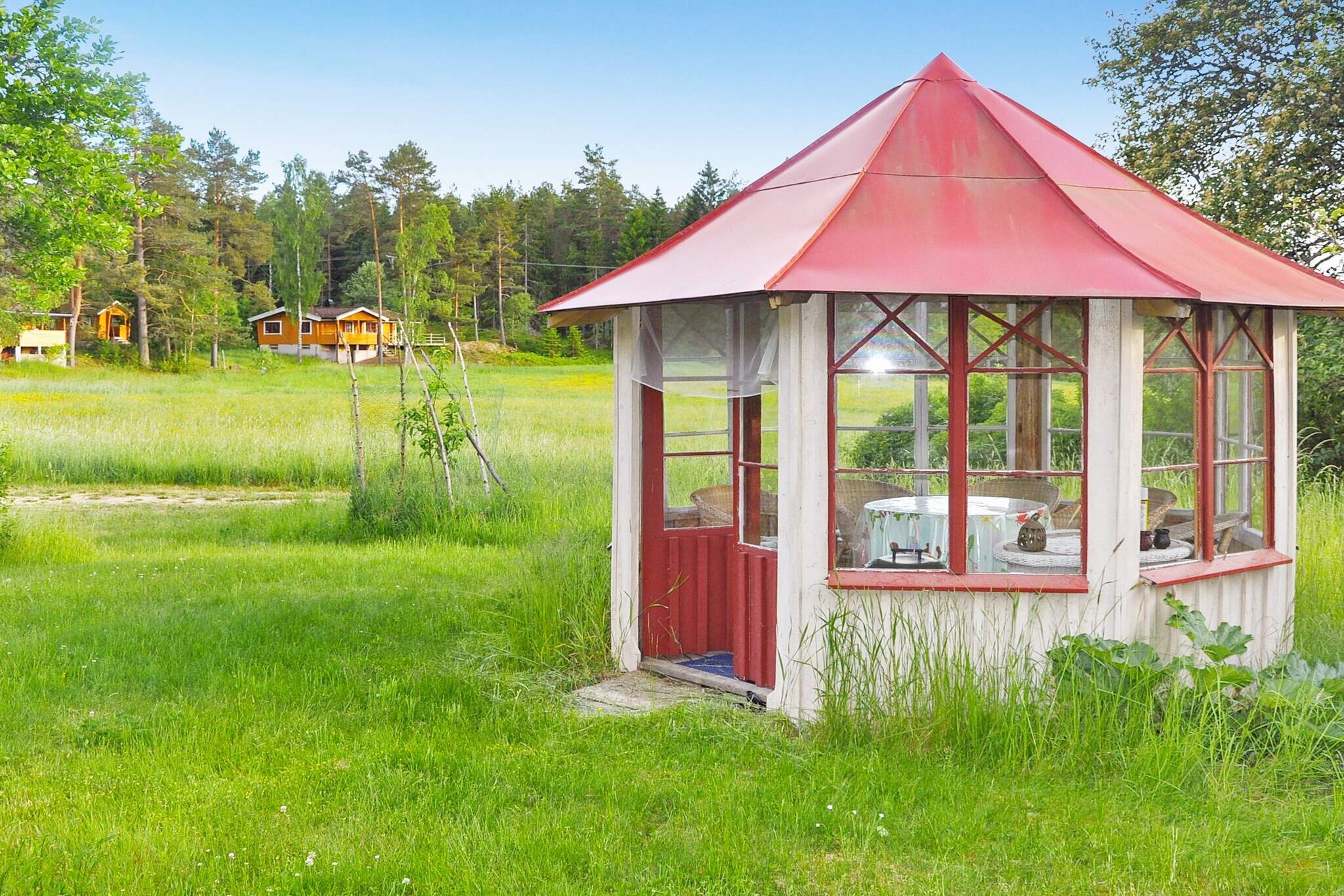 Welcome to a charming 19th-century house, called Ekeberg. This beautiful property is located on beautiful KÃ¥llandsÃ¶, only a stone's throw from swimming in HÃ¶rviken. It is also close to the magnificent LÃ¤ckÃ¶ castle, Hindens reef and the Spiken fishing camp. The house is in a rural idyll and the interior is in the same style. Here you have a great chance to see both moose and deer that like to roam freely in the fields outside your house. You are welcomed into a green garden with a beautiful gazebo. Behind the red entrance door is a bright, spacious hall. Directly to the left is the kitchen, which has everything you could need, including a nice old iron stove. Next to this is the house's fine room with a tiled stove. To the right of the entrance is a small sleeping alcove. Next to the sleeping alcove is the house's bathroom with wc, sink, shower cubicle and washing machine. The stairs up lead to the upper floor. There is a large common room with TV and comfortable sofas and armchairs. The room is divided by the stairs and behind it is a double bed 180 cm wide. The room inside is the house's last bedroom with two single beds 90 cm wide and an older junior bed. The water for the house is called &quot;VÃ¤nervatten&quot; and is perfectly drinkable. In the kitchen there is a jug with a water filter in it. The water is clear and nice, but if you want, you can get water to fill up in a can at HÃ¶rviken, down by the marina, or buy water in a store. The water can of course be used for cooking, showering and washing oneself in. A rowing boat and two kayaks can be rented at the bottom of HÃ¶rviken - shared with guests in the other houses - rented for a price per day per boat/kayak. The boat house has access to all guests of the houses. More information is available in the accommodation and by contacting the service office. There are additional houses on the farm that can be booked for larger groups. House number 52687 - GrÃ¤vlingsberg and House number: 52688 - Klockrike. In HÃ¶rvikens Marina you can listen to live music and eat good food, buy ice cream and swim during the summer. The area invites you to beautiful hiking trails and boat trips from Naven and Spiken. HÃ¶rvikens Marina is only 1 km away by car. The bathing dock is at the last pier at the Marina. Cliff bathing is a must at Naven. For families with children, there is a sandy beach at LÃ¤ckÃ¶ castle, LÃ¤ckÃ¶ beach and SvalnÃ¤s. You can also rent bicycles at the Marina and kayaks can be rented at the Nave. Fine hiking trails, pilgrimage trails, can be found at LÃ¤ckÃ¶, LÃ¤ckÃ¶ beach and Otterstad, among others, which invite you to explore the area. For those interested in golf, it is only 4 km to LÃ¤ckÃ¶ golf. Here you will enjoy being close to everything a perfect holiday should have.