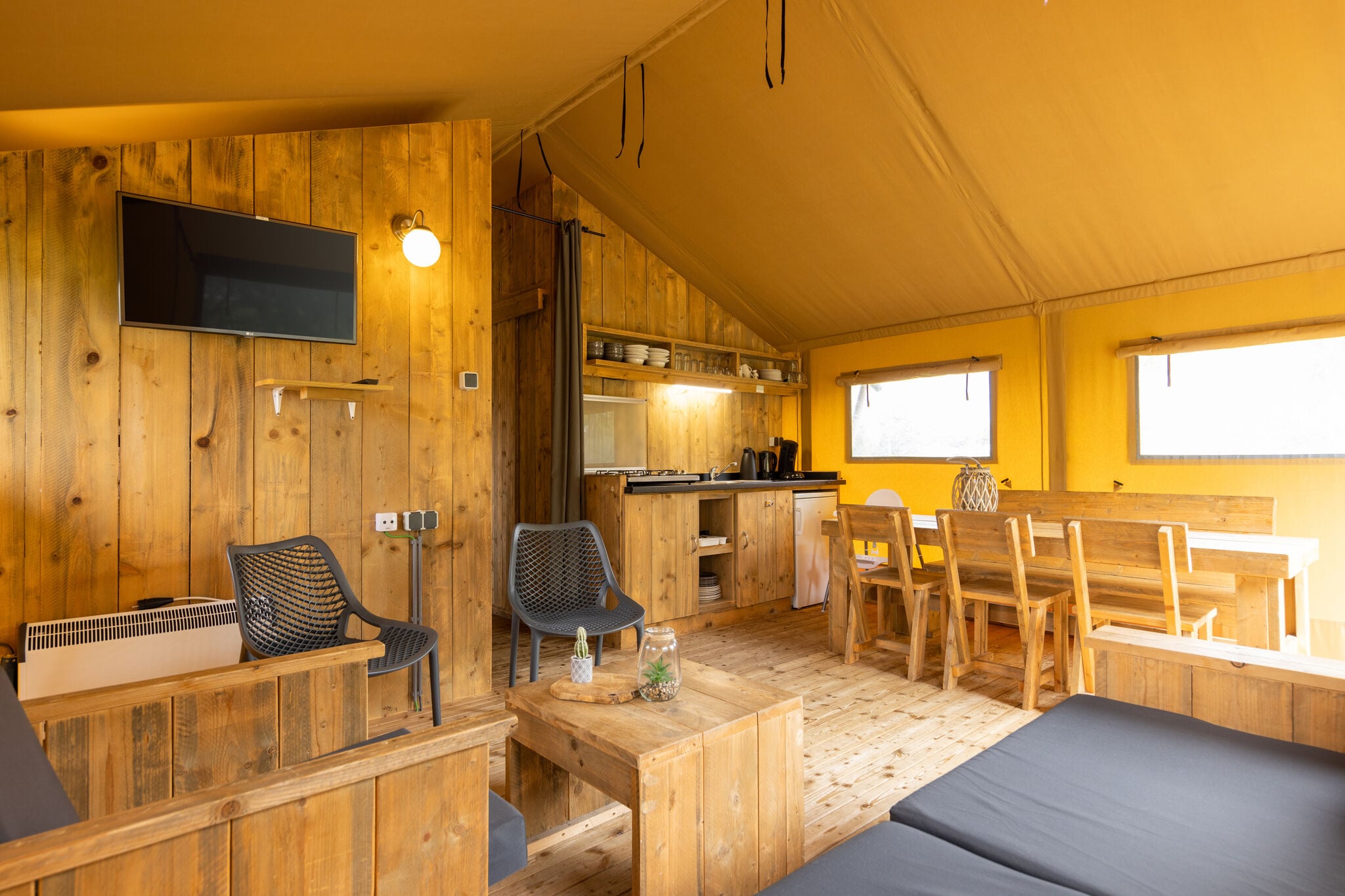Safarizelt mit Bad in einem Ferienpark in der Nähe des Nationalparks Lauwersmeer