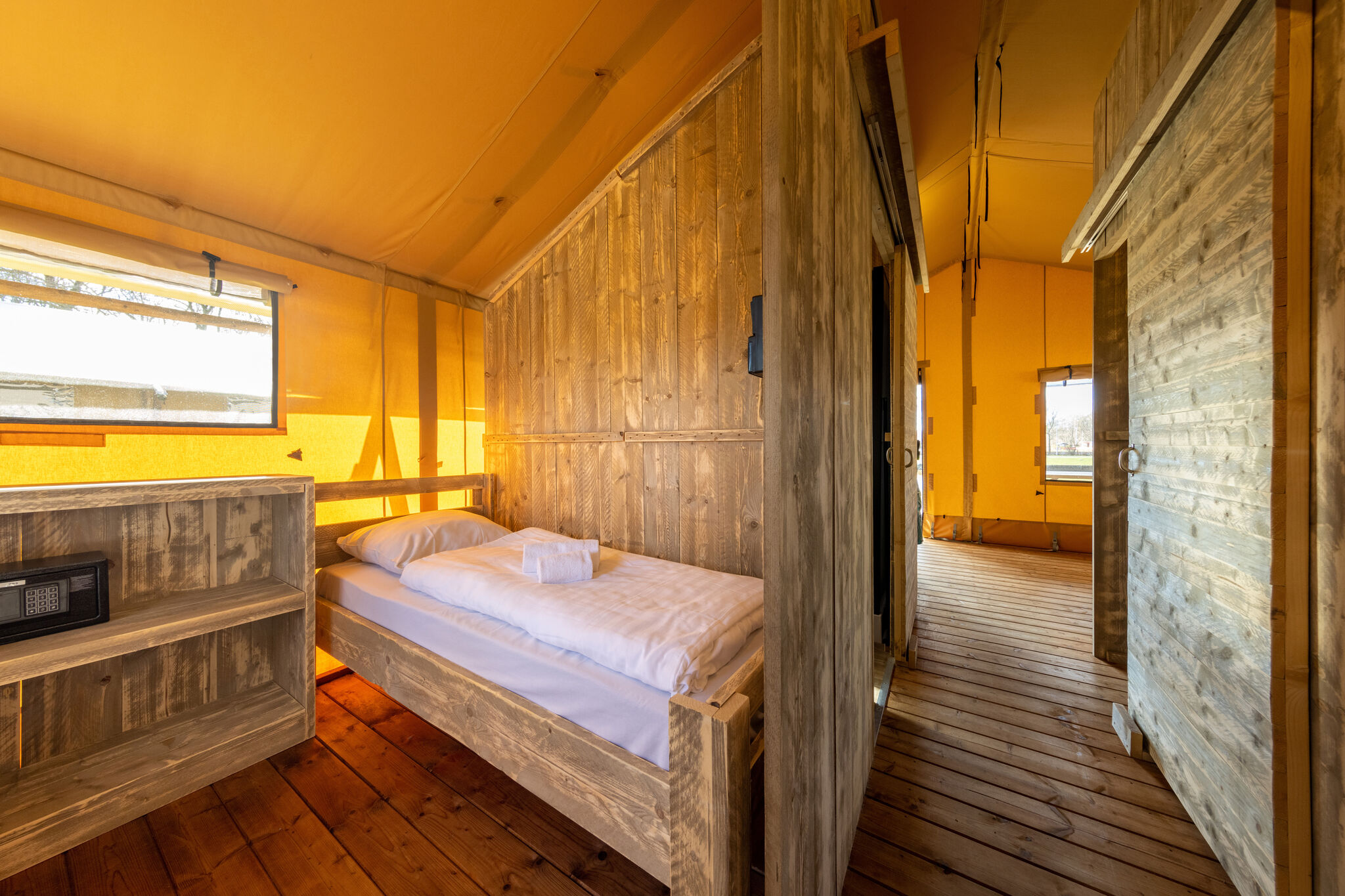 Safaritent met badkamer, op een vakantiepark bij Nationaal Park Lauwersmeer