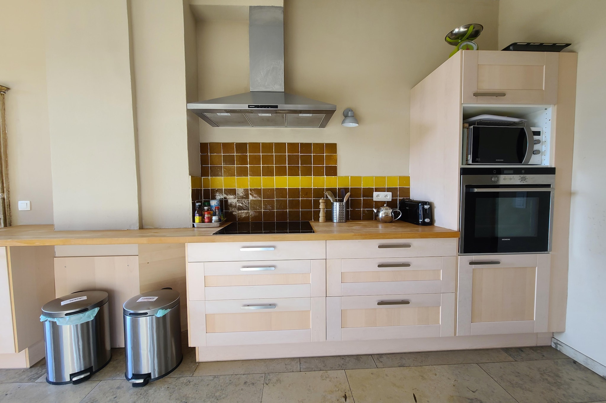 Ground floor: (Sitting room(TV, fireplace, seating area(10 persons), heating), dining room(dining table(10 persons), decorative fireplace), Large kitchen(dining table(5 persons), electric kettle, cooker, hood, coffee machine, oven, microwave, dishwasher, fridge-freezer, washbasin), bedroom(single bed(90 x 200 cm), washbasin), toilet(toilet), washing room(tumble dryer, washing machine, heating))\n\nOn the 1st floor: (bedroom(single bed(90 x 200 cm), single bed(90 x 200 cm)), bedroom(single bed(90 x 200 cm), single bed(90 x 200 cm)), bedroom(single bed, single bed), Bedroom with bathroom(single bed(90 x 200 cm), single bed(90 x 200 cm), shower, washbasin), bathroom(shower, washbasin), bathroom(bathtub or shower, washbasin), toilet(toilet), toilet(decorative fireplace, toilet), Landing(stair gate), playroom(seating area, table football, party games))\n\ngarden, garden furniture, sun loungers, parking, lounge set, Swing set