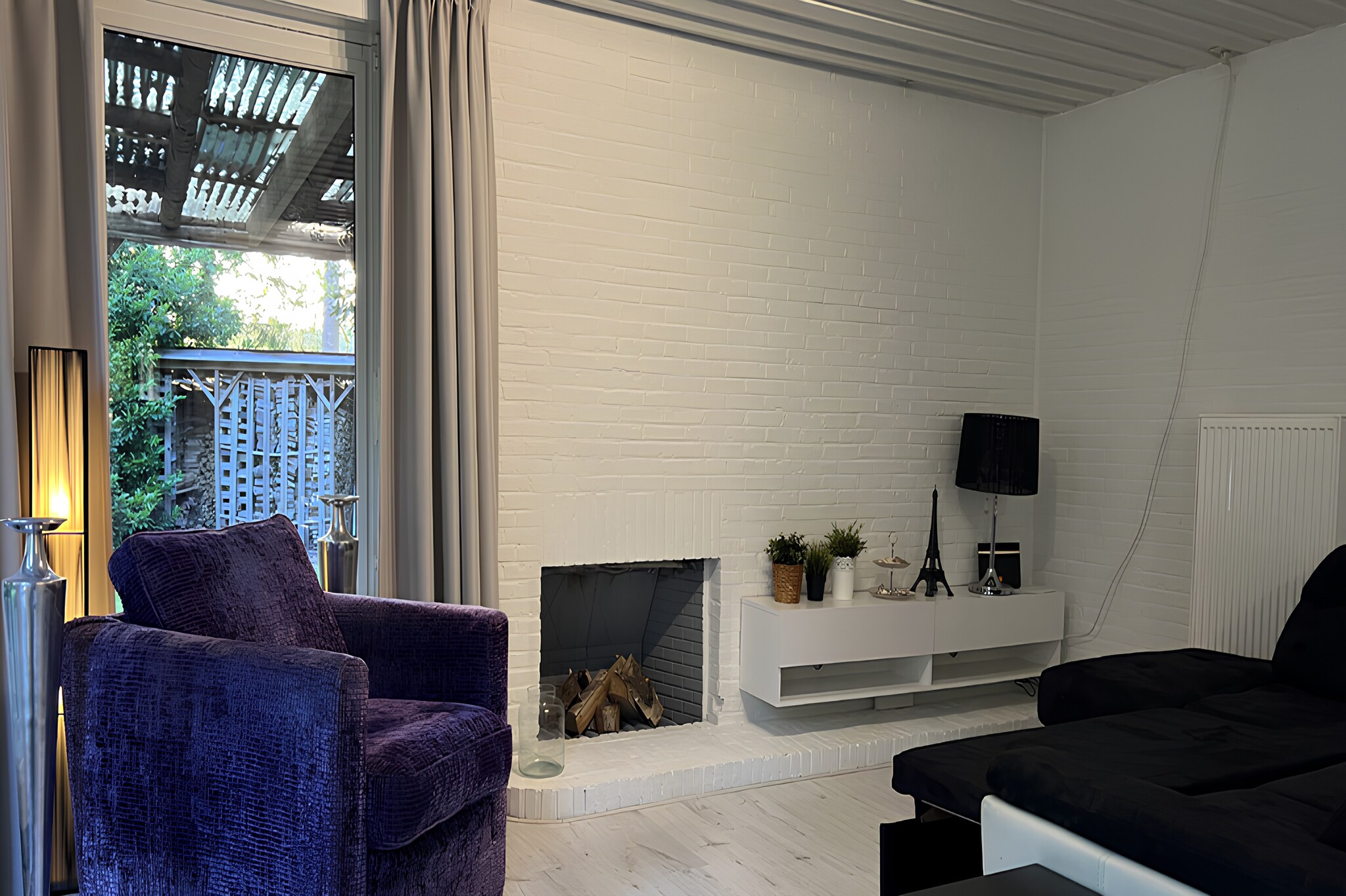 Ground floor: (Entrance, Kitchen(electric kettle, espresso machine, microwave, fridge-freezer), Living/diningroom(double sofa bed, dining table, stove, seating area), bedroom(double bed), bathroom(shower, washbasin), toilet(toilet))\n\nterrace, garden, garden furniture, parking