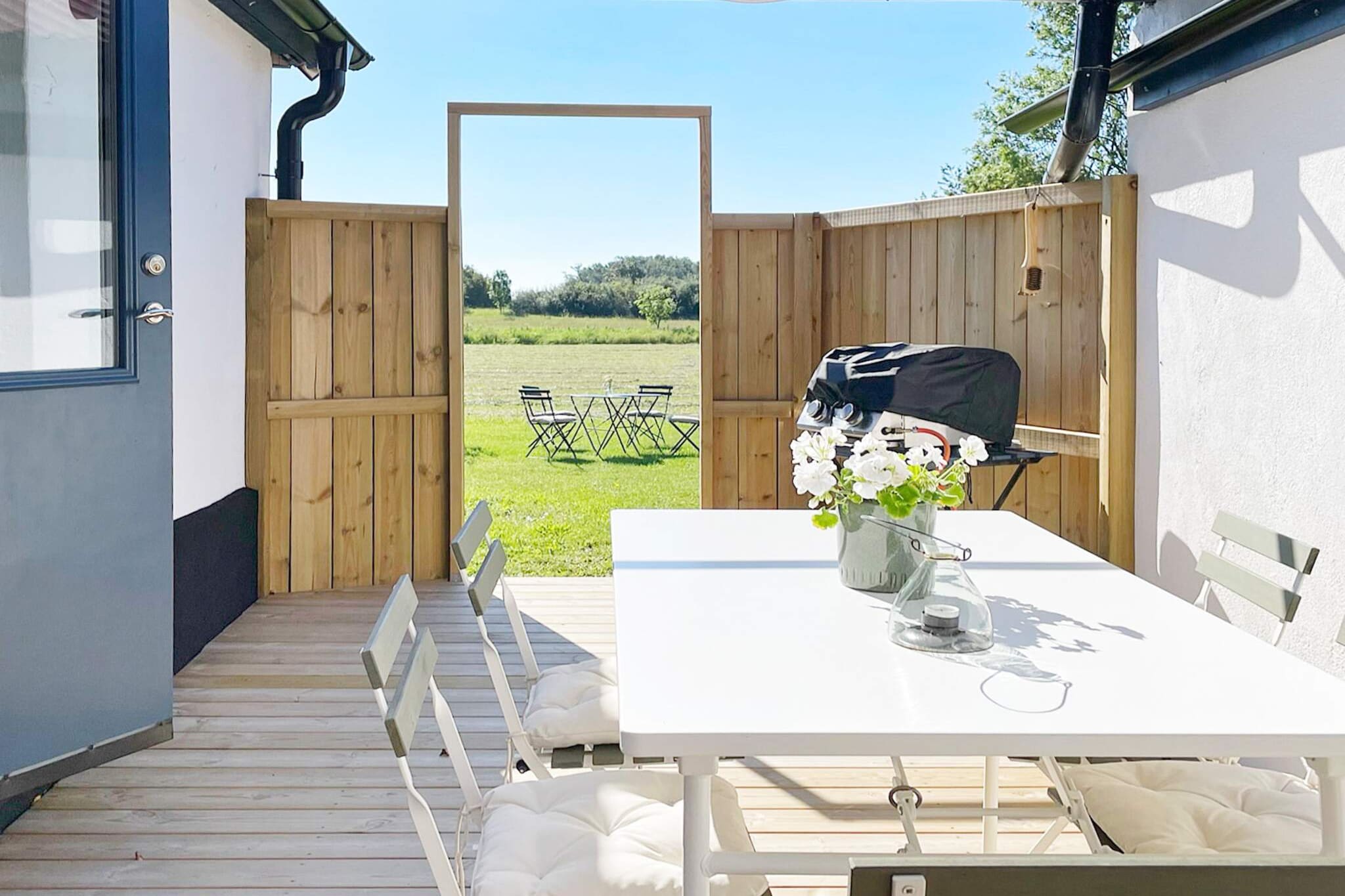 open kitchen(cooker(electric), hood, coffee machine, microwave, dishwasher, fridge-freezer), Living/bed room(single folding bed, chromecast), bedroom(2x single bed), bedroom(2x single bed), bathroom(tumble dryer, washbasin, shower, toilet, washing machine), heating(electric), courtyard(garden furniture), garden, parking