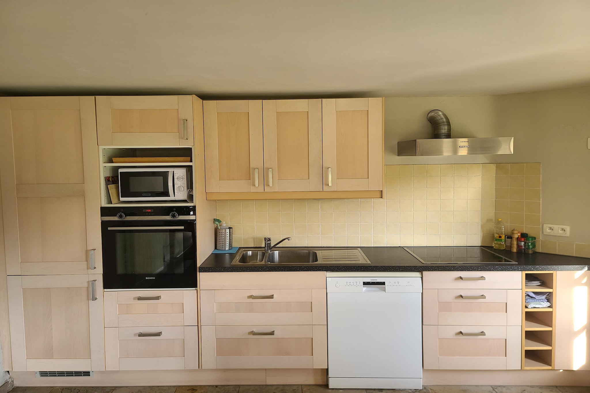 Ground floor: (hallway, Living room(TV, dining table, seating area(7 persons), heating), open kitchen(dining table, electric kettle, toaster, cooker, hood, coffee machine, espresso machine, oven, dishwasher, fridge-freezer, Blender), toilet(washbasin), washing room(washing machine))\n\nOn the 1st floor: (bedroom(double bed or 2 single beds, washbasin), bedroom(double bed or 2 single beds, washbasin), Bedroom with bathroom(double bed or 2 single beds, shower, washbasin), bathroom(bathtub with shower, washbasin), toilet(washbasin))\n\nterrace, garden, garden furniture, BBQ, parking, Swing set