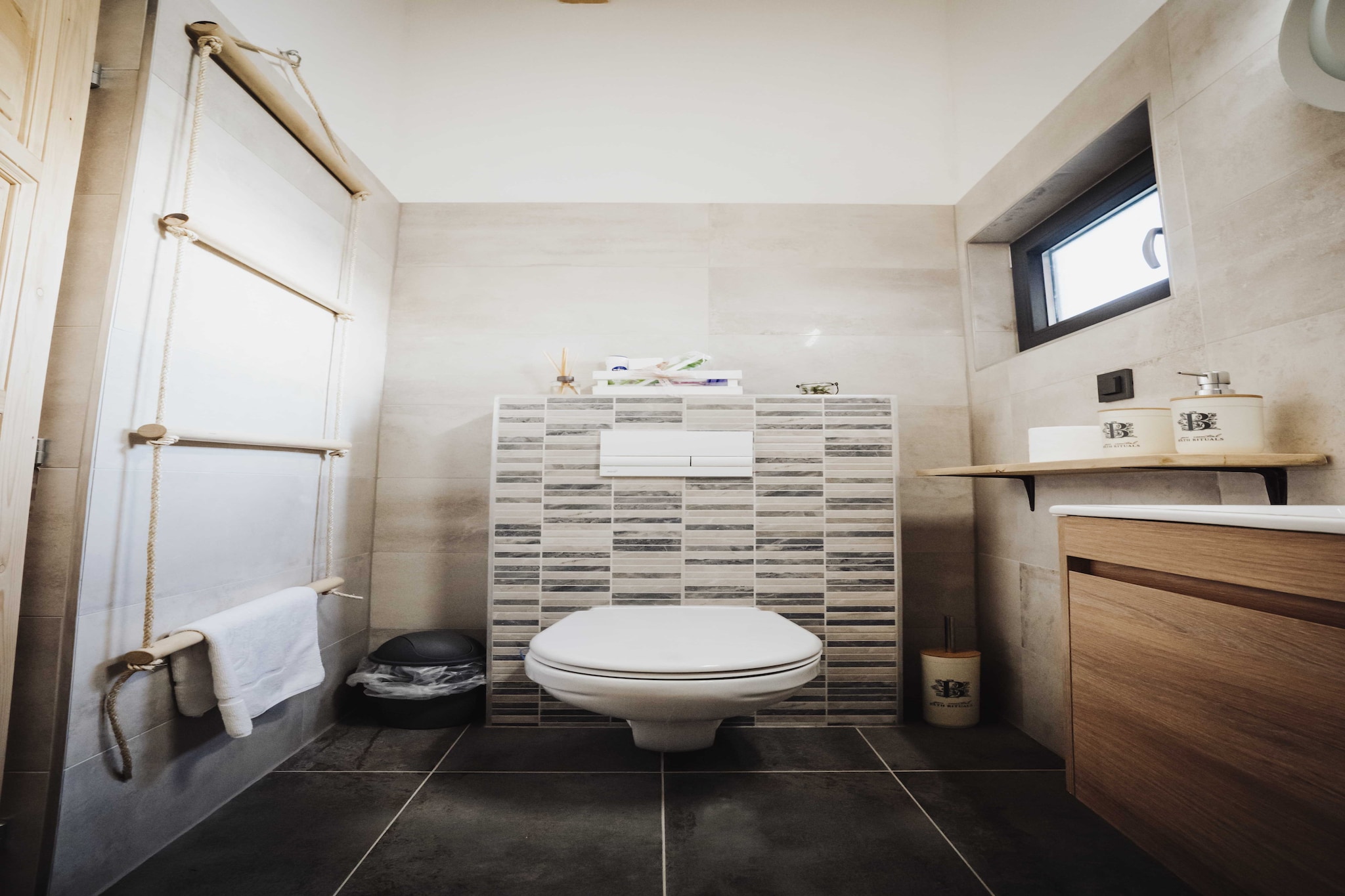 Holiday Home Nightswim Inn - Two Bedroom Holiday Home with Swimming Pool-Bathroom