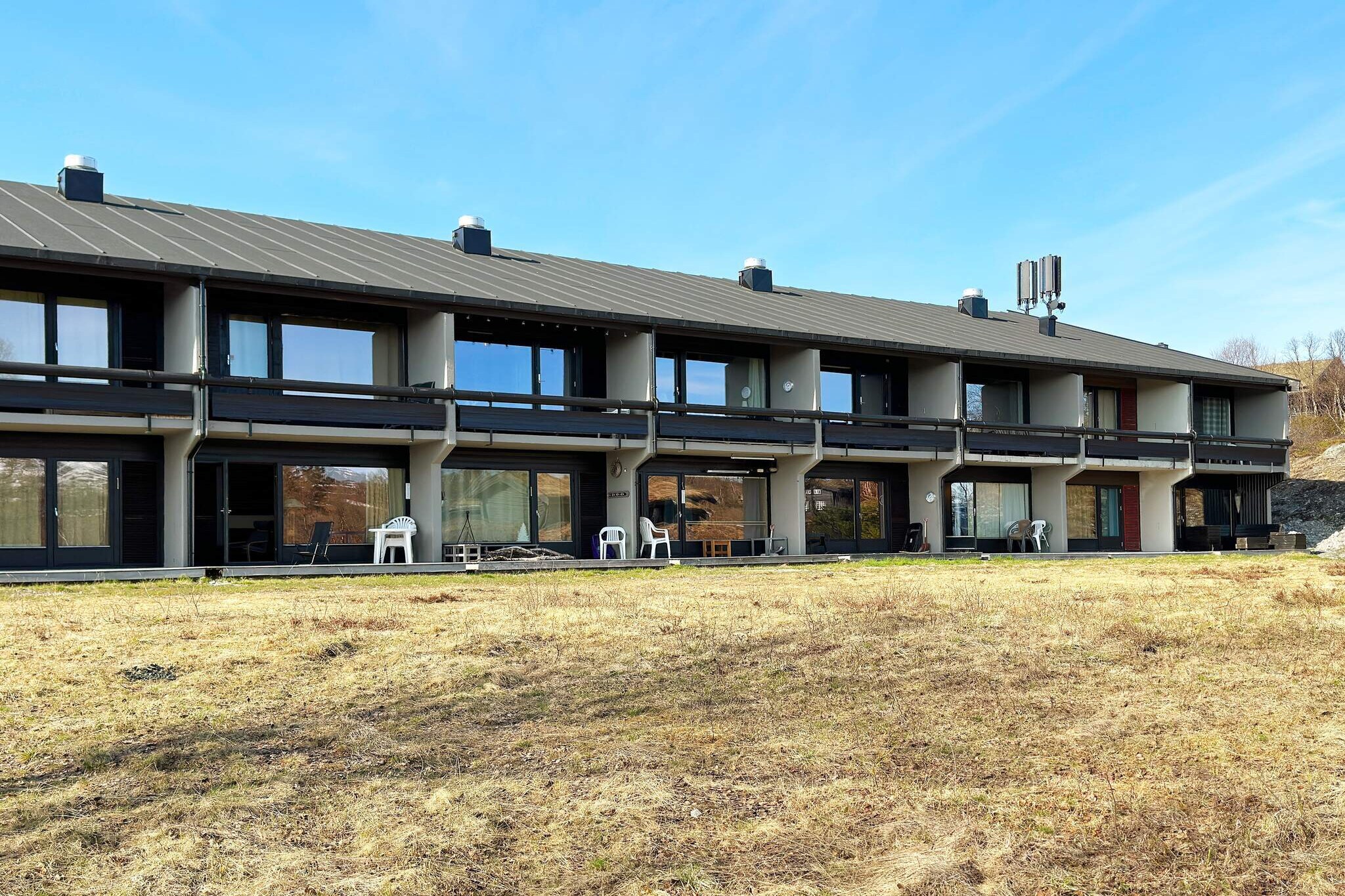 Holiday apartment in Hovden Apartments with access to ski slopes and great hiking terrain right outside the door. Ski bus to the alpine resort available during winter. The holiday apartment has two sleeping alcoves, one with a double bed (150 cm) and one with a bunk bed. The apartment is fully furnished. Bed linen and towels must be brought. Washing machine and tumble dryer in the building. Internet in a common TV room. Parking right outside the building. All apartments have a veranda/terrace, which is especially nice since they are located on the sunny east side of Hovden. Enjoy cross-country skiing, Hovden alpine center or many other activity options.