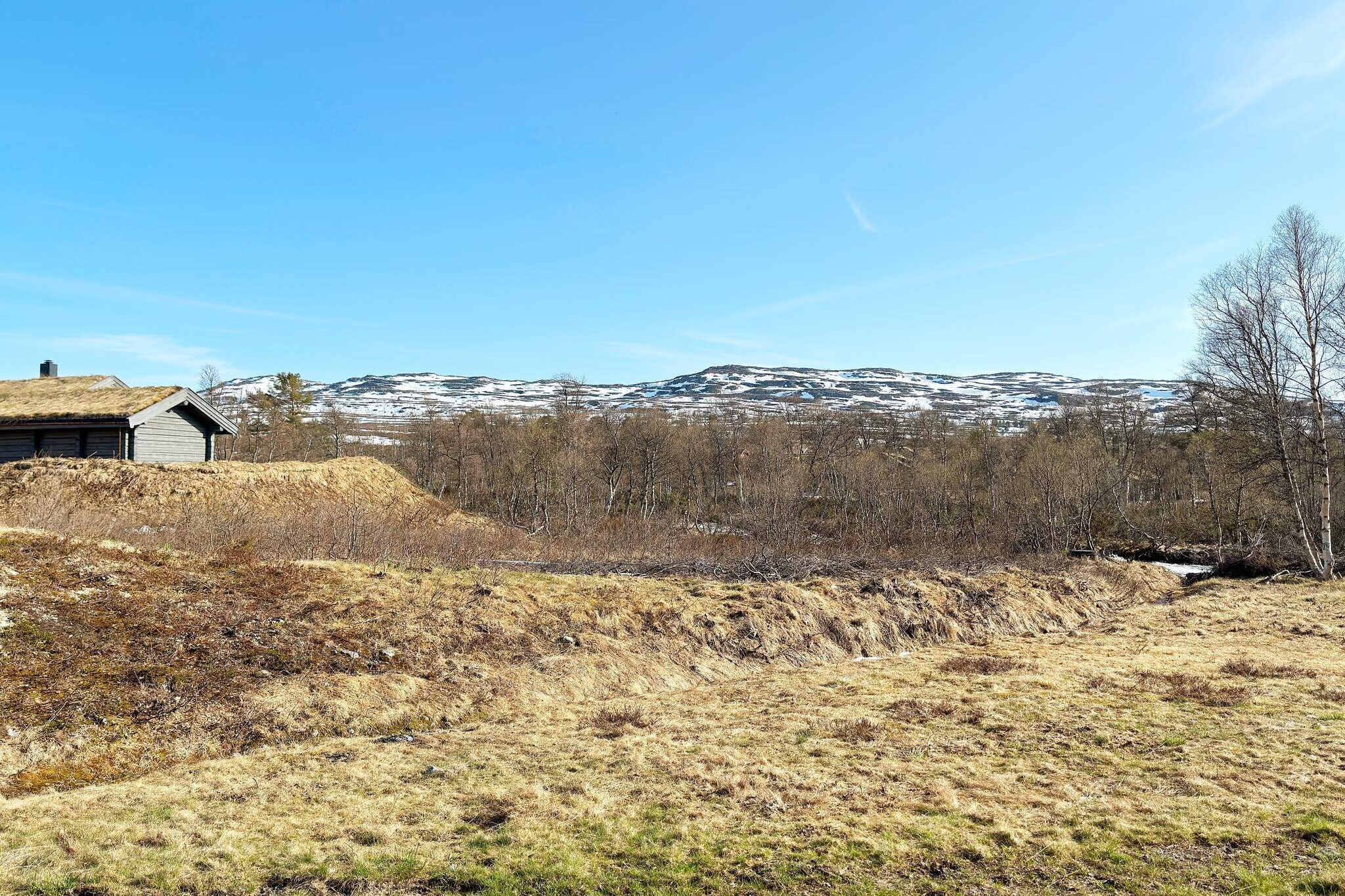 open kitchen(cooker(electric), hood, coffee machine(filter), waffle iron, microwave, dishwasher, fridge, freezer(60-99L), tumble dryer(shared with other guests), washing machine(shared with other guests, paid)), Living/bed room(TV(cable, norvegian TV channels )), bedroom(double bed), bedroom(2x bunk bed), bathroom(floor heating)(washbasin, shower, toilet), heating(electric), garden furniture, parking